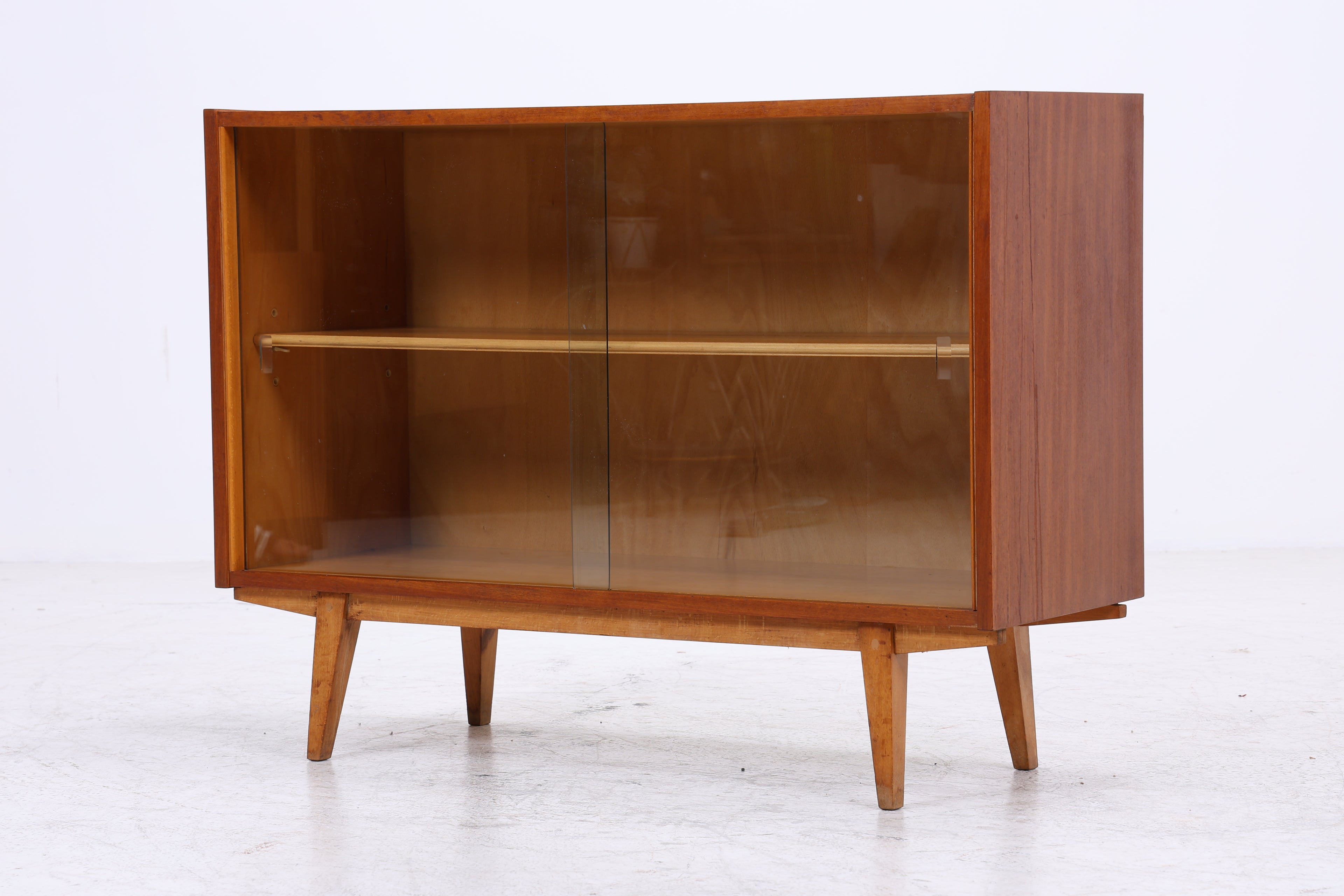 Vintage Nussbaum Vitrine | Mid Century Kommode mit Glasschiebetüren