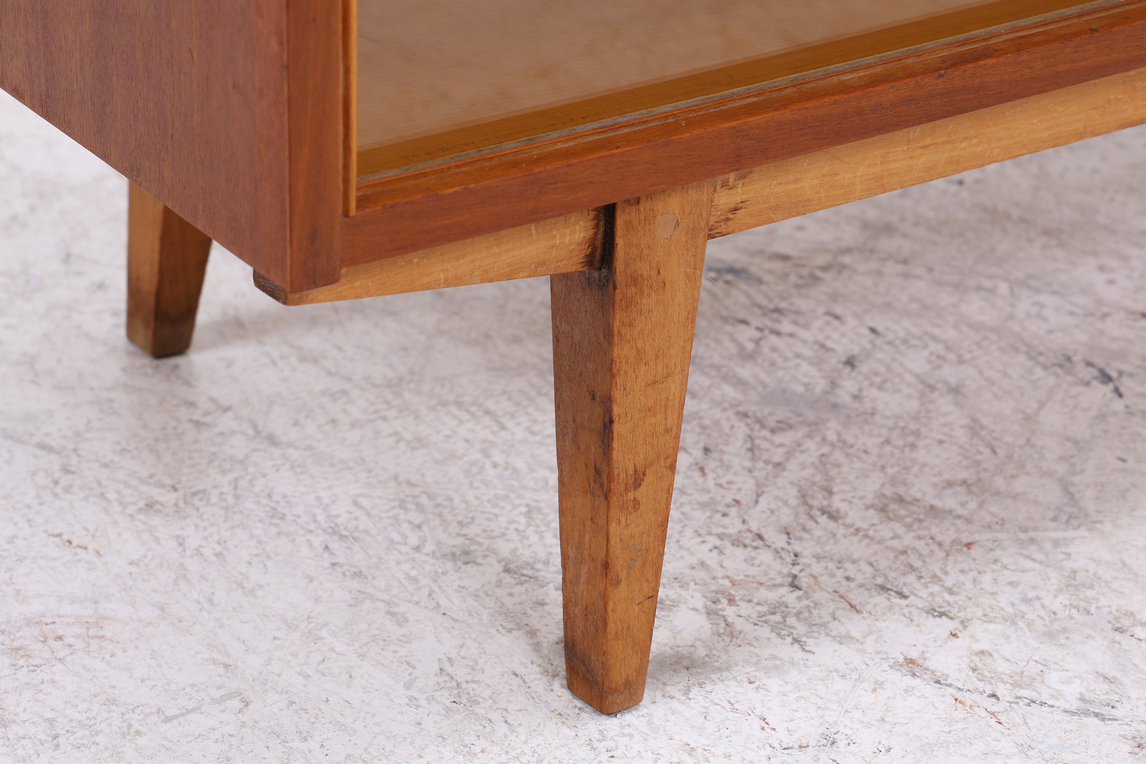Vintage Nussbaum Vitrine | Mid Century Kommode mit Glasschiebetüren
