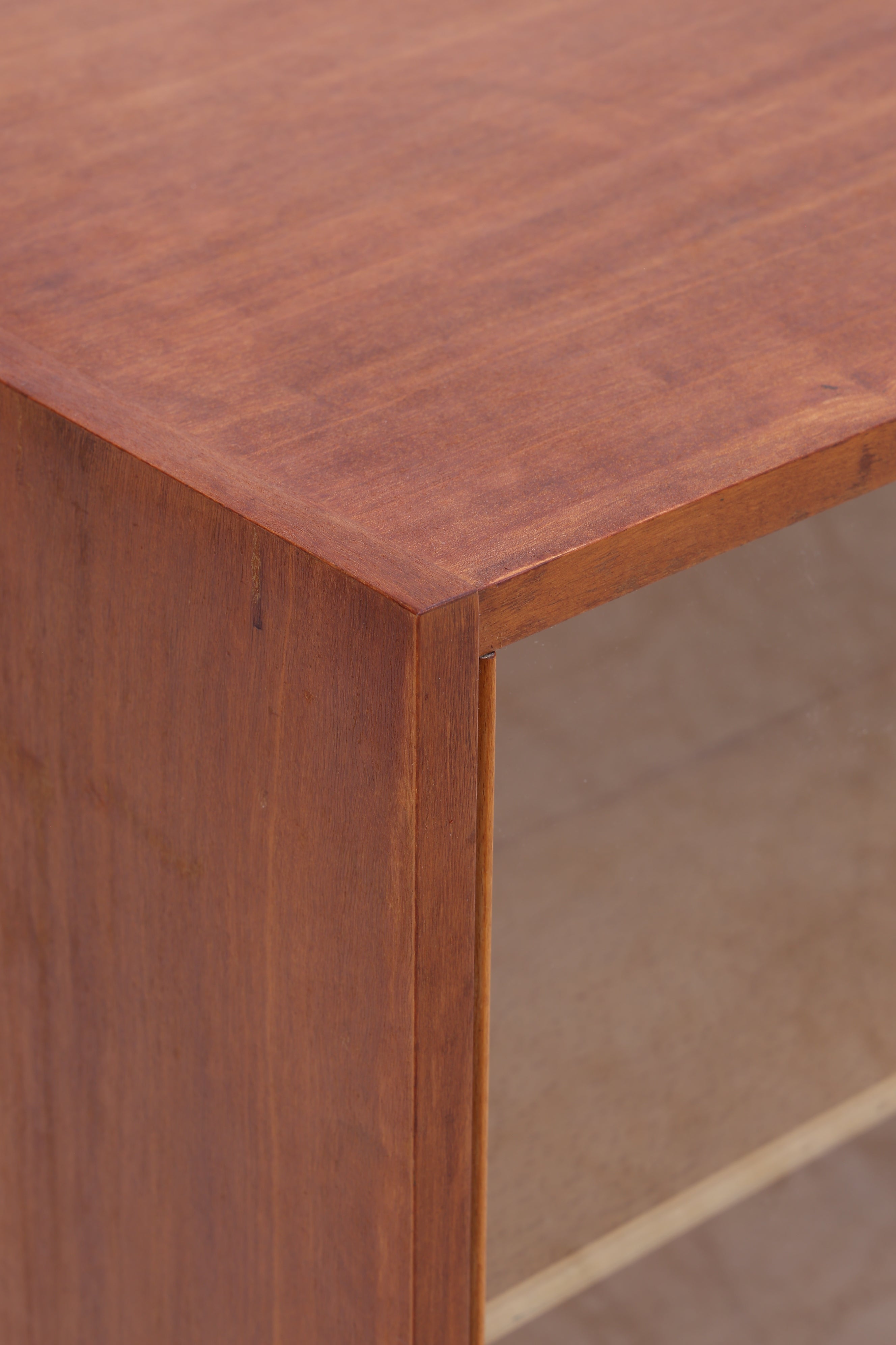 Vintage Nussbaum Vitrine | Mid Century Kommode mit Glasschiebetüren