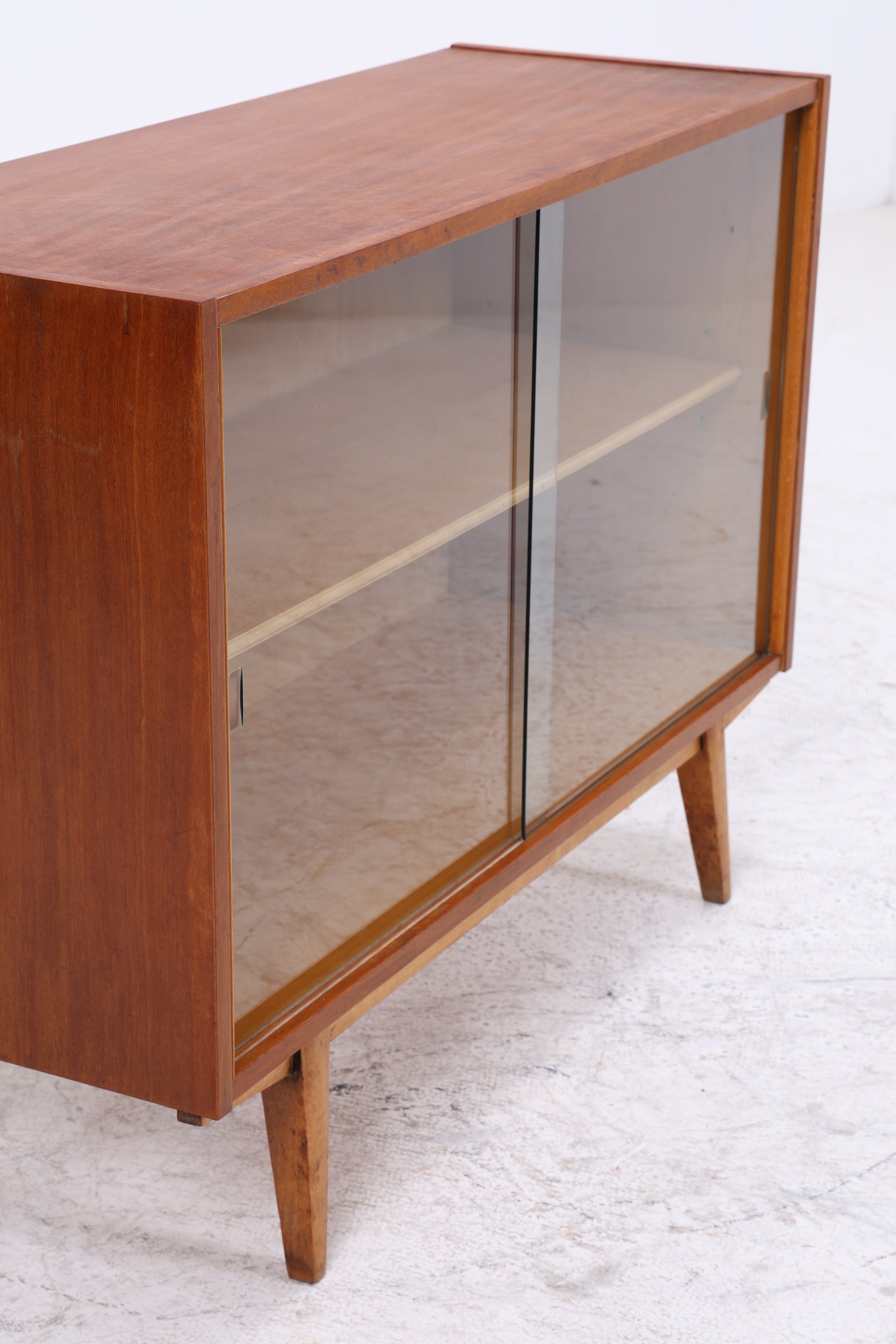 Vintage Nussbaum Vitrine | Mid Century Kommode mit Glasschiebetüren
