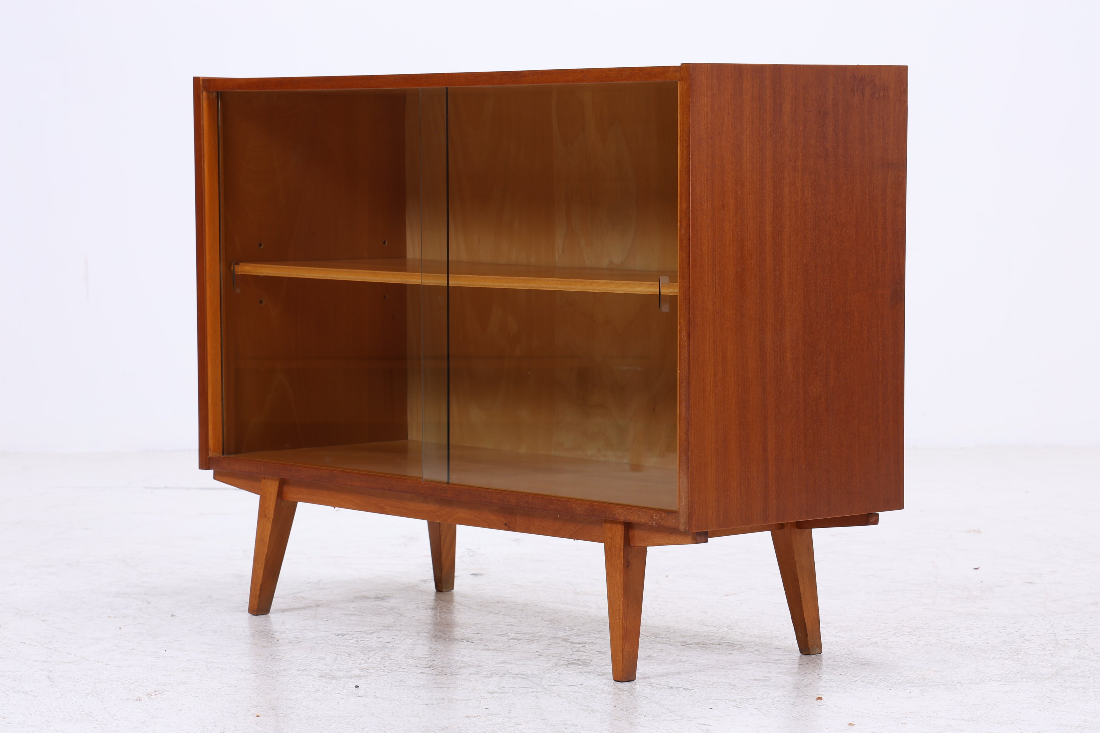 Vintage Nussbaum Vitrine | Mid Century Kommode mit Glasschiebetüren | 60er Jahre