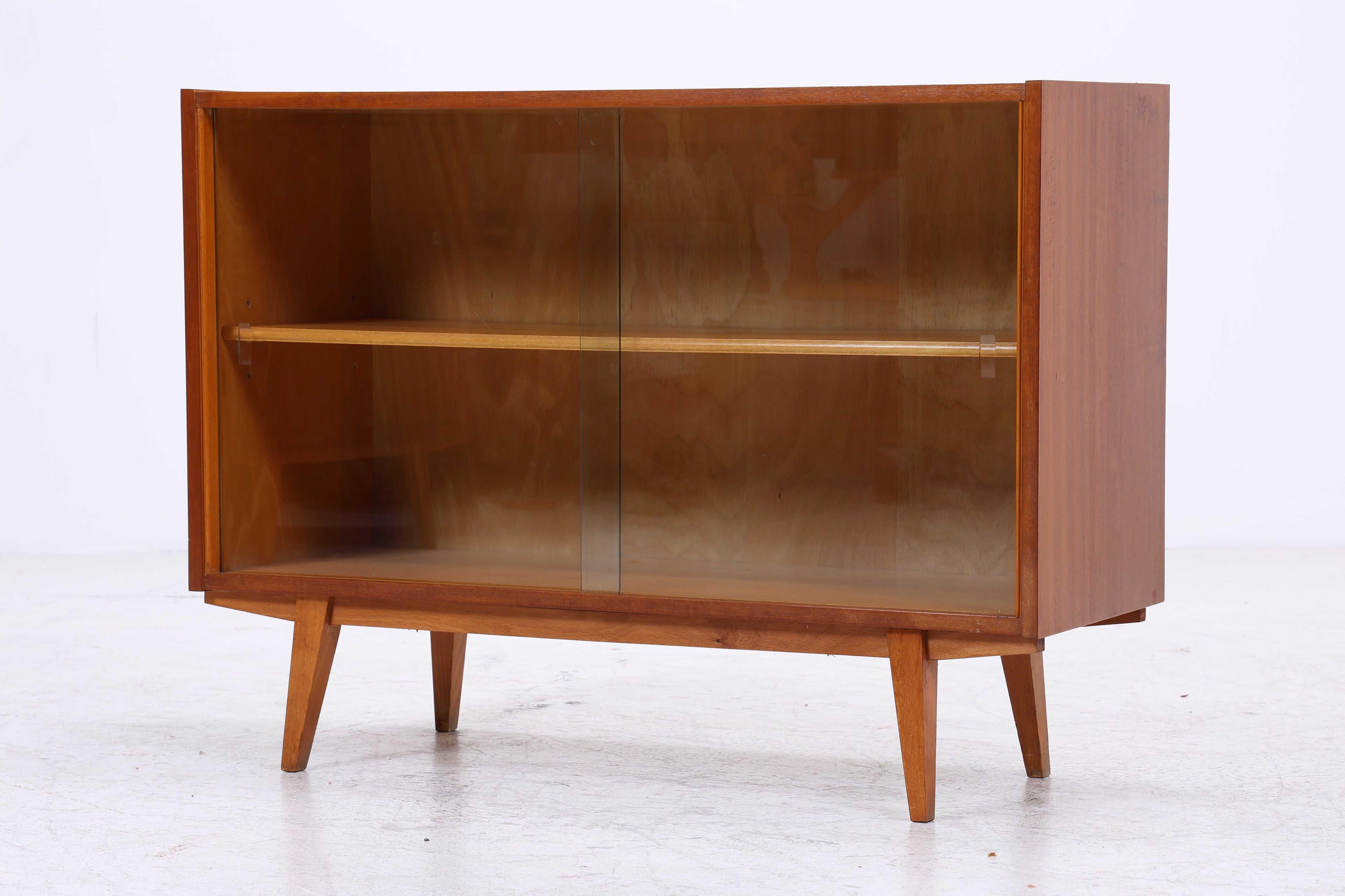 Vintage Nussbaum Vitrine | Mid Century Kommode mit Glasschiebetüren | 60er Jahre