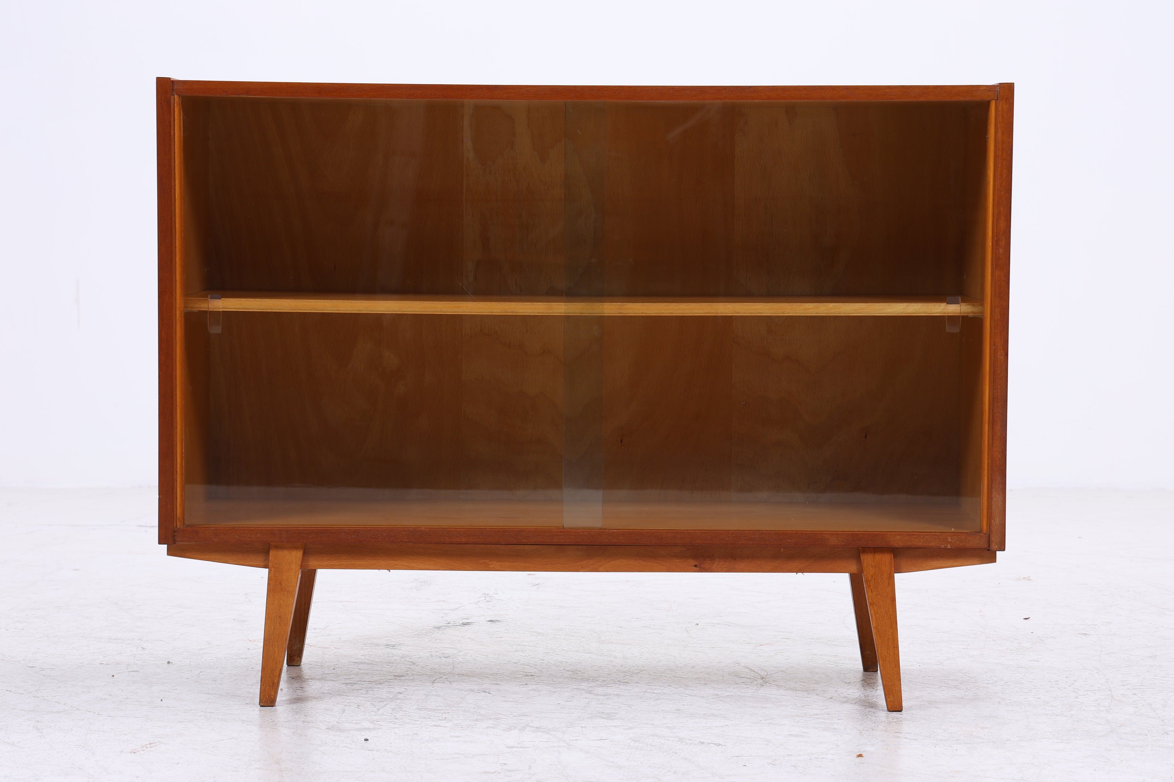 Vintage Nussbaum Vitrine | Mid Century Kommode mit Glasschiebetüren | 60er Jahre