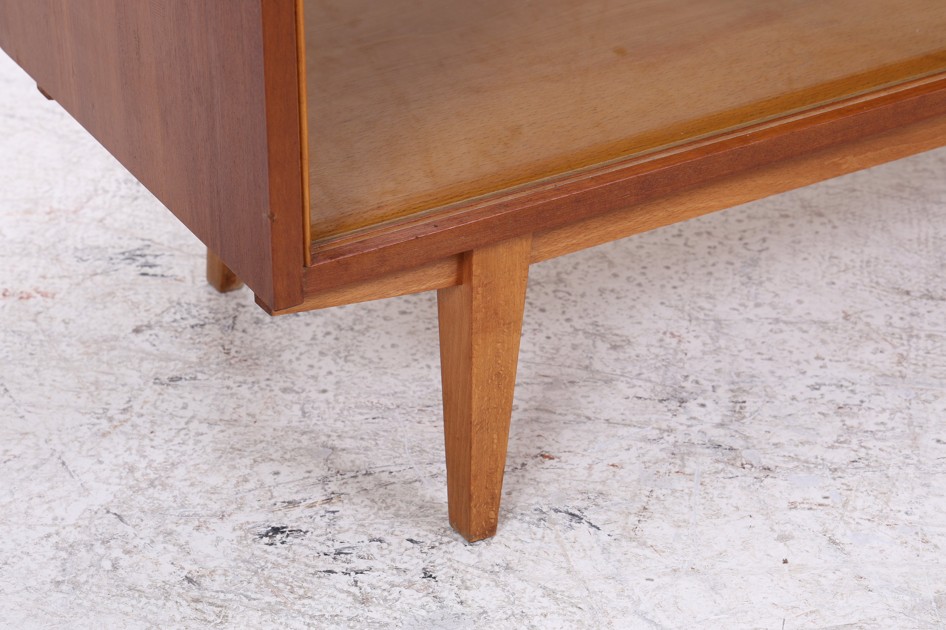 Vintage Nussbaum Vitrine | Mid Century Kommode mit Glasschiebetüren | 60er Jahre