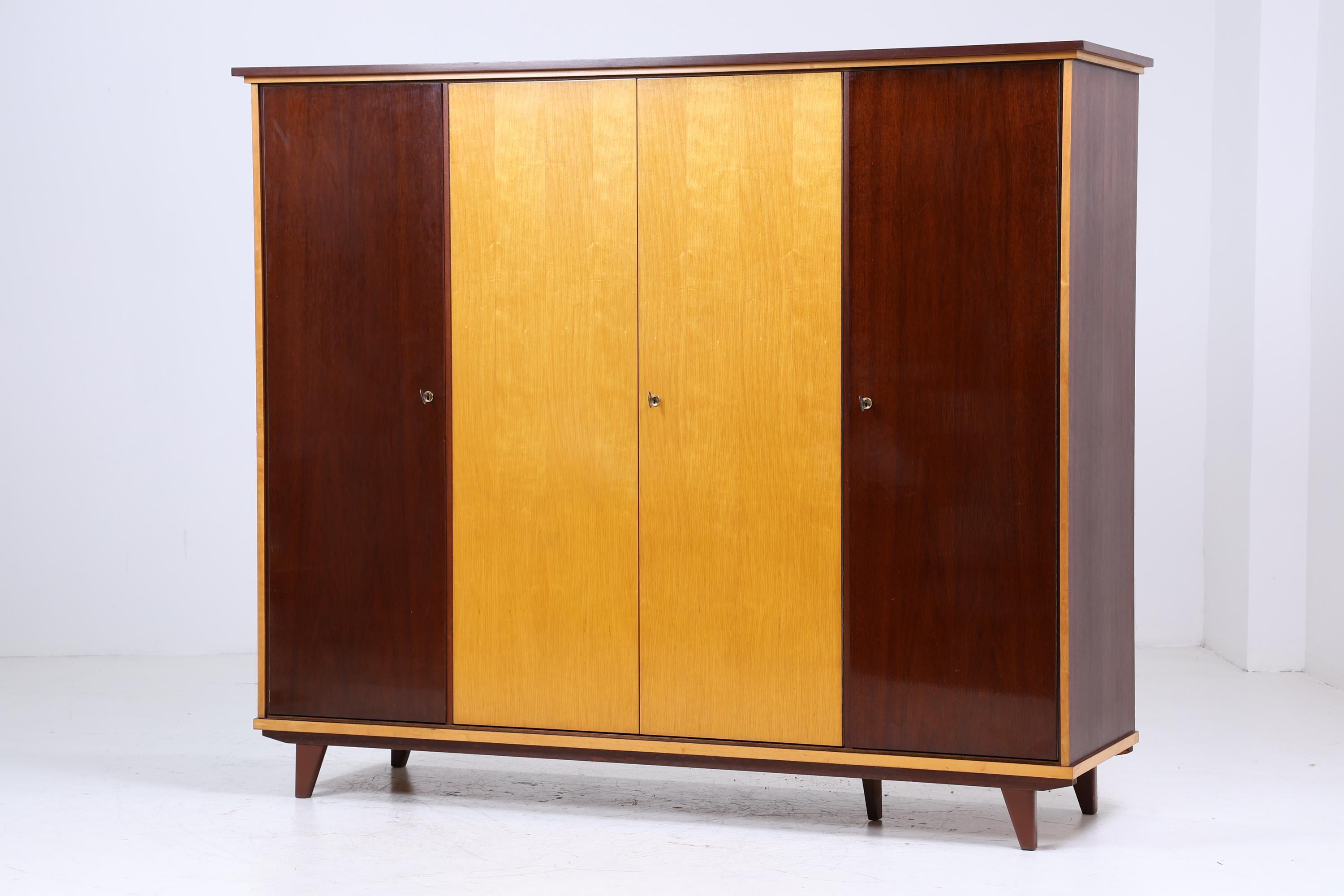 Großer Vintage Kleiderschrank | Mid Century Wäscheschrank | 60er Jahre Schrank | mit Fächern & Kleiderstangen