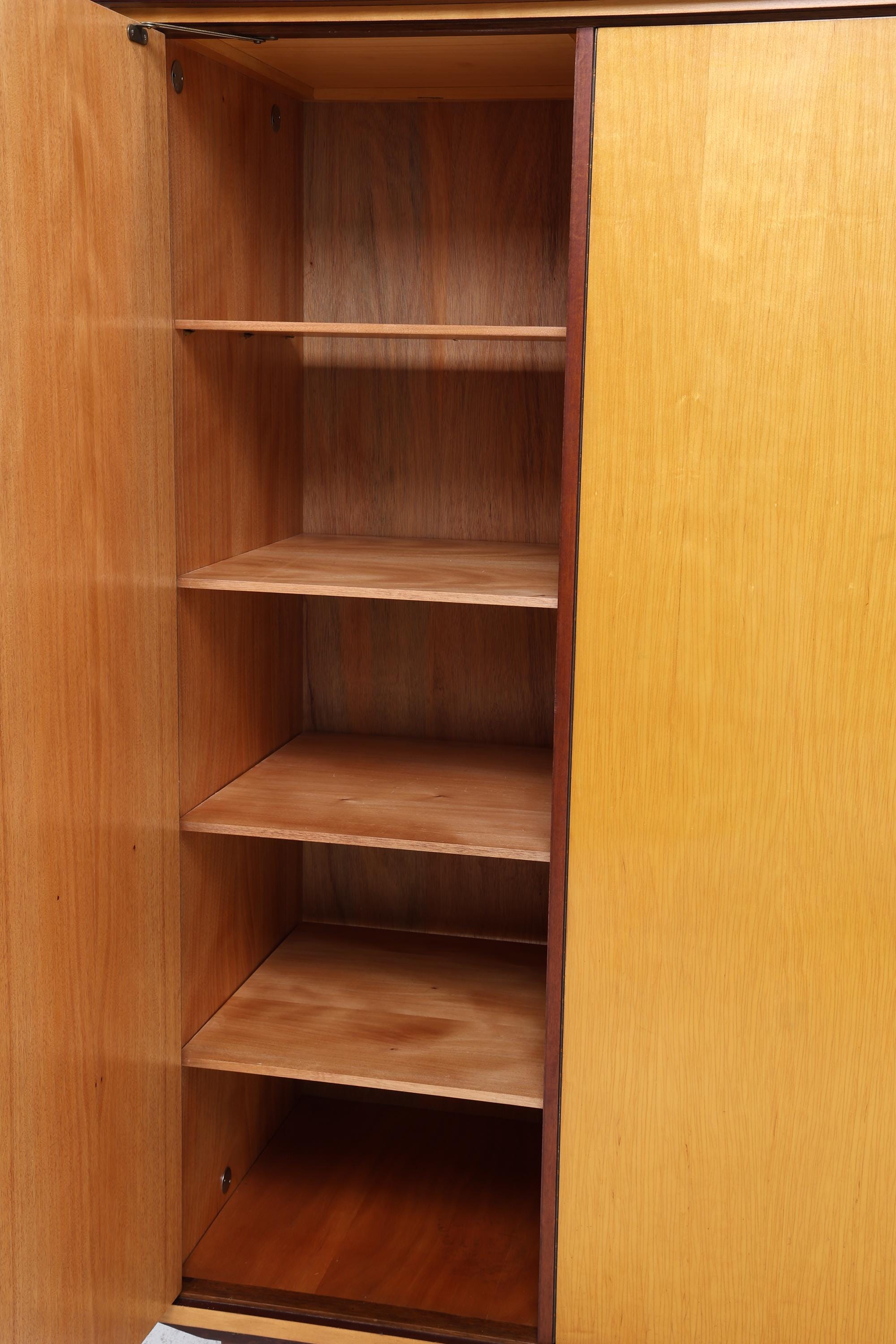 Großer Vintage Kleiderschrank | Mid Century Wäscheschrank | 60er Jahre Schrank | mit Fächern & Kleiderstangen