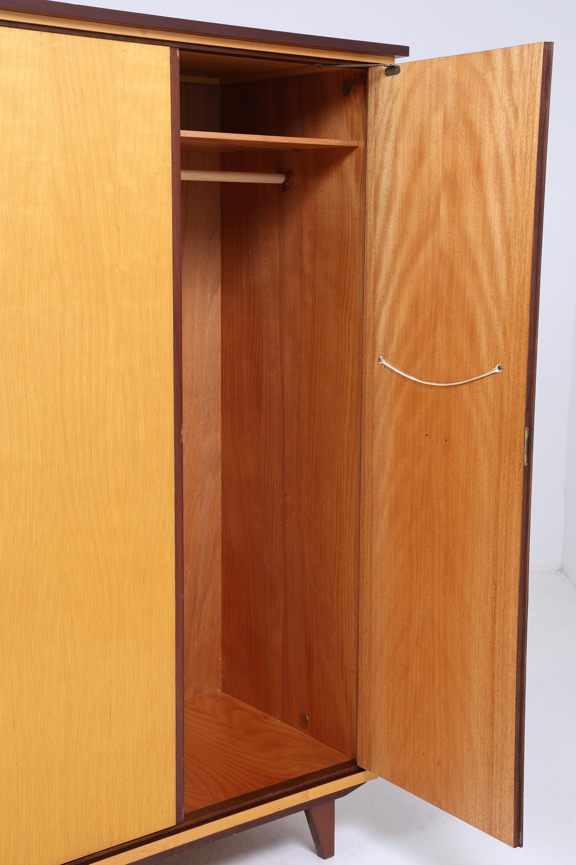 Großer Vintage Kleiderschrank | Mid Century Wäscheschrank | 60er Jahre Schrank | mit Fächern & Kleiderstangen