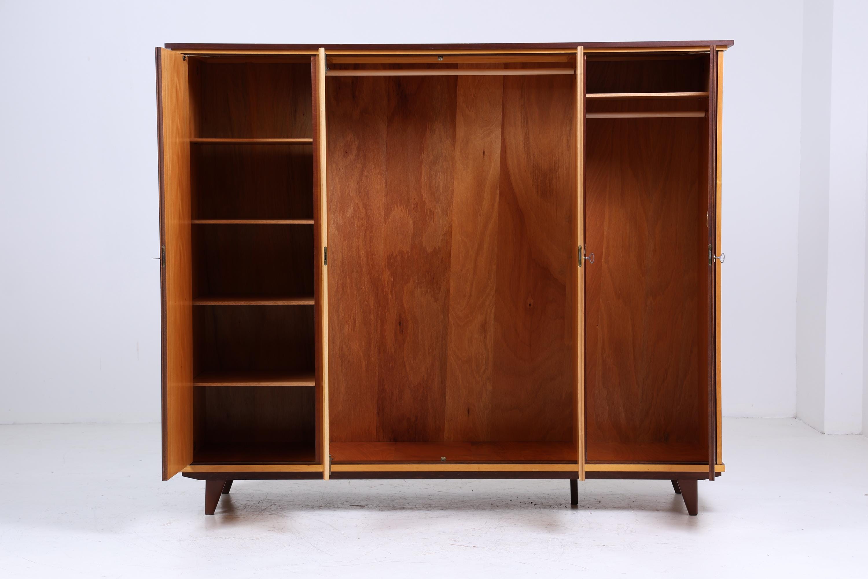 Großer Vintage Kleiderschrank | Mid Century Wäscheschrank | 60er Jahre Schrank | mit Fächern & Kleiderstangen