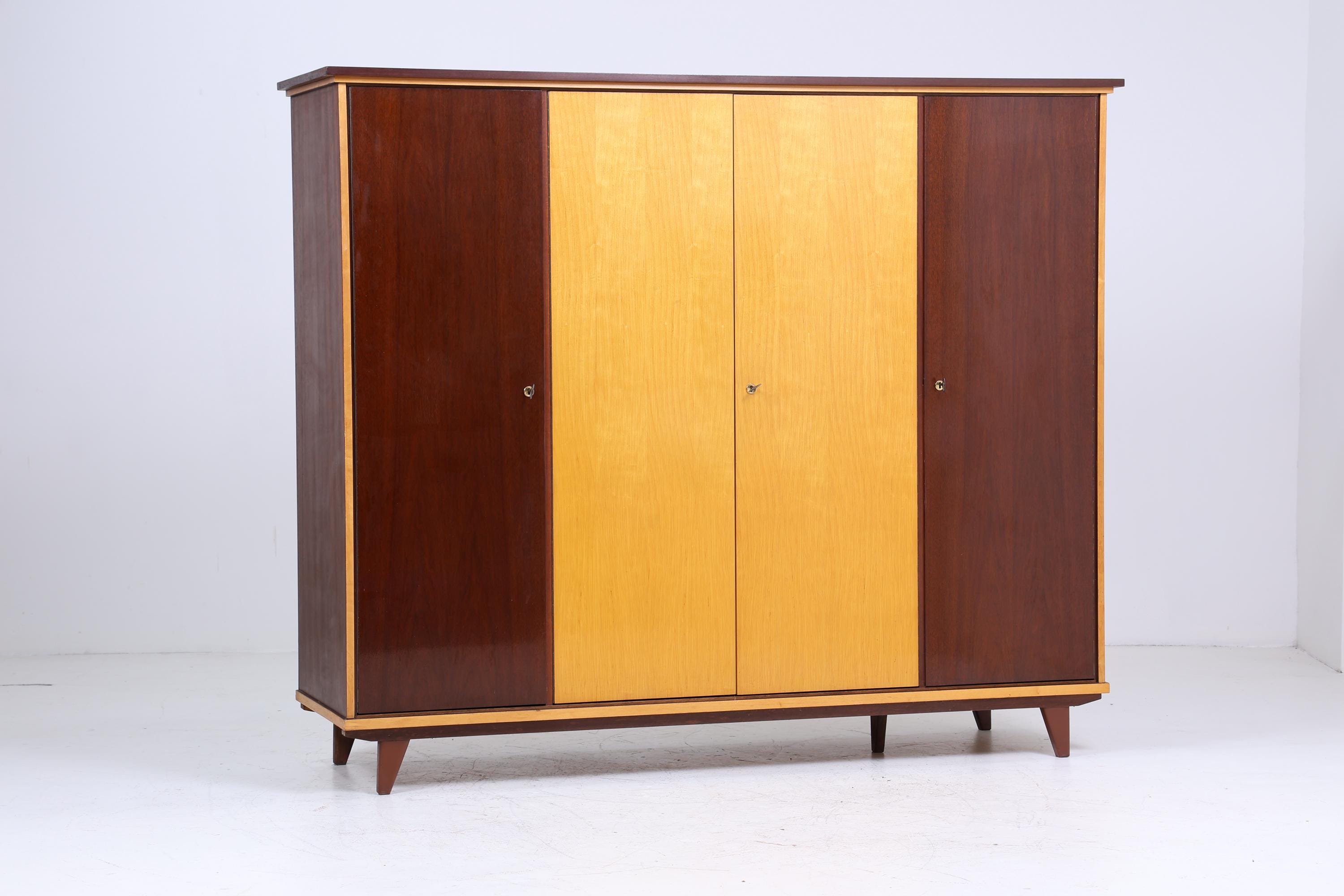 Großer Vintage Kleiderschrank | Mid Century Wäscheschrank | 60er Jahre Schrank | mit Fächern & Kleiderstangen
