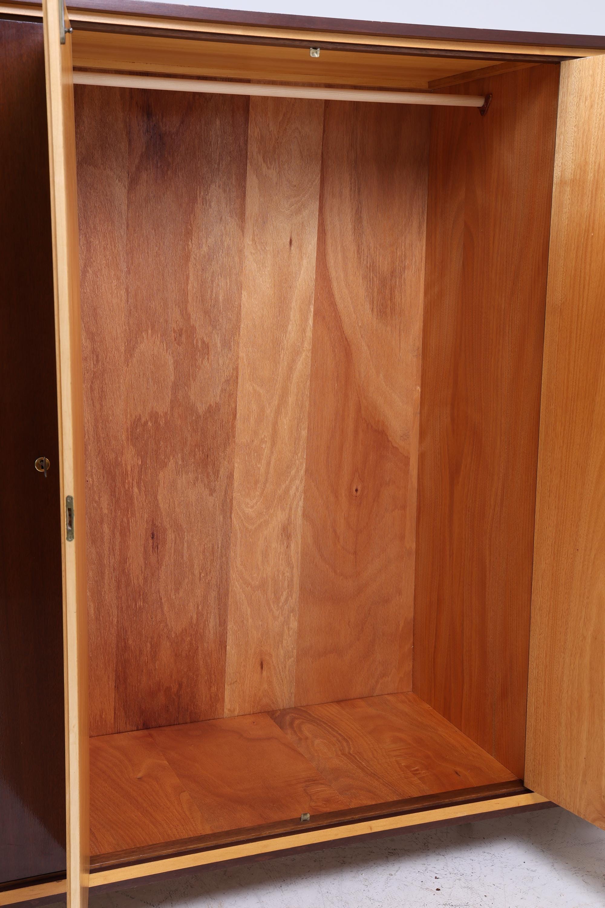 Großer Vintage Kleiderschrank | Mid Century Wäscheschrank | 60er Jahre Schrank | mit Fächern & Kleiderstangen