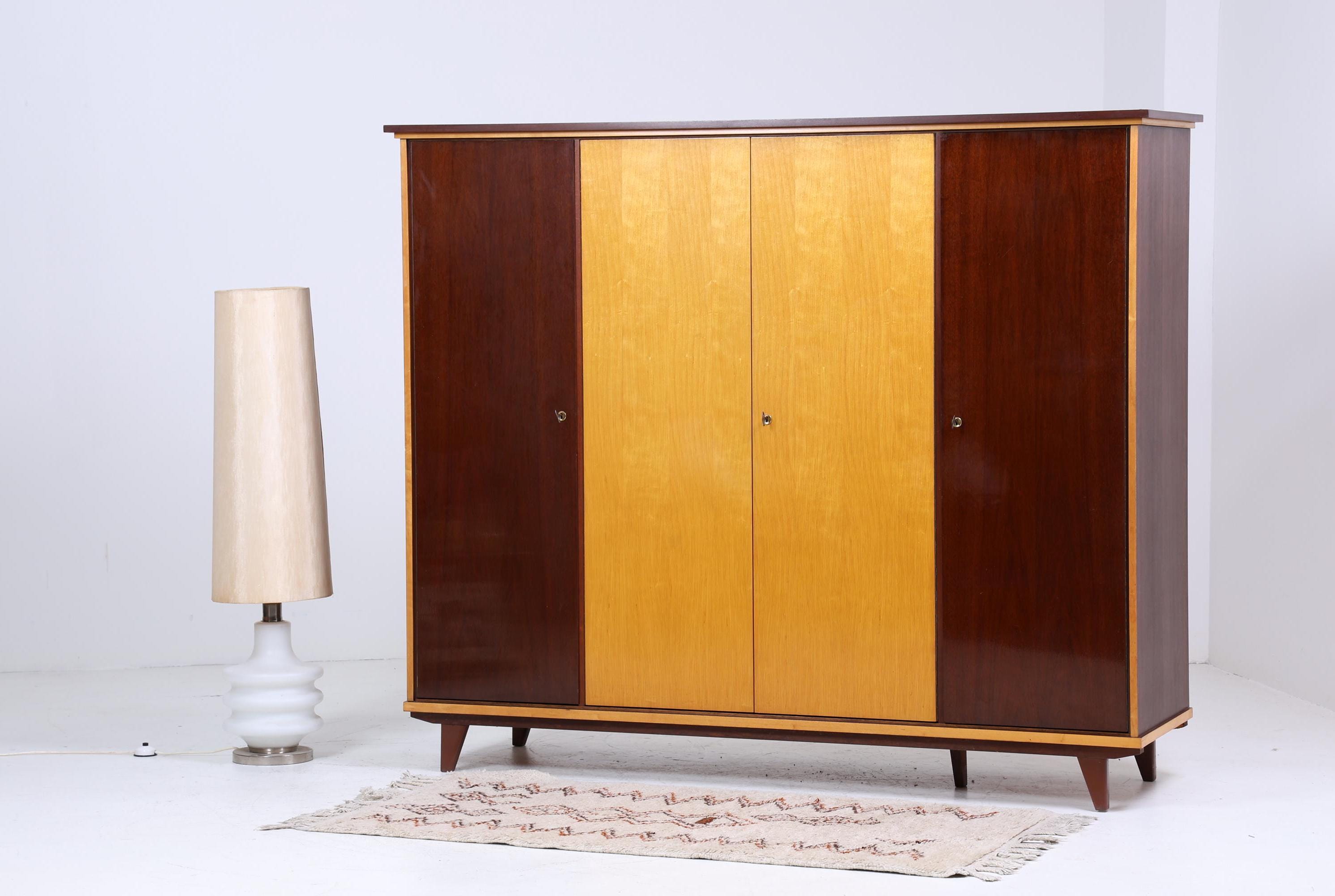 Großer Vintage Kleiderschrank | Mid Century Wäscheschrank | 60er Jahre Schrank | mit Fächern & Kleiderstangen