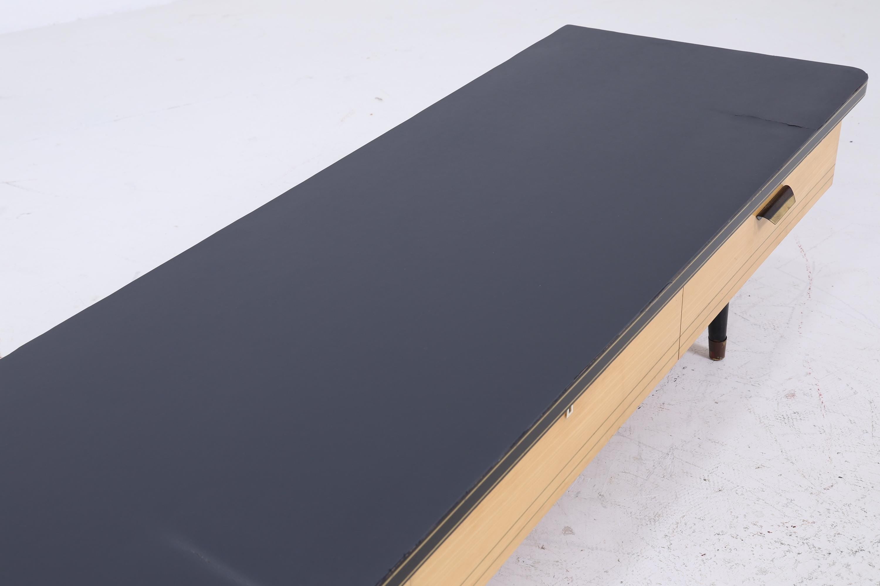 Vintage Lowboard 60er Jahre | Mid Century Sideboard mit Schubladen & Linoleum Oberfläche Retro Holz Aufbewahrung