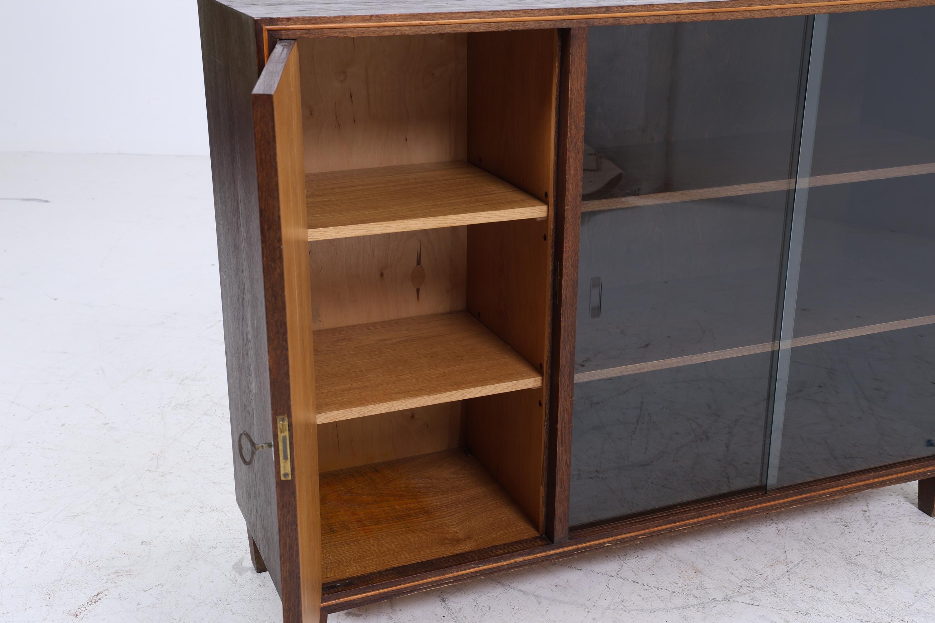 Dunkle Vintage Kommode mit Glastüren 60er Jahre | Mid Century Vitrine Flur Schrank | Retro 70er Holz