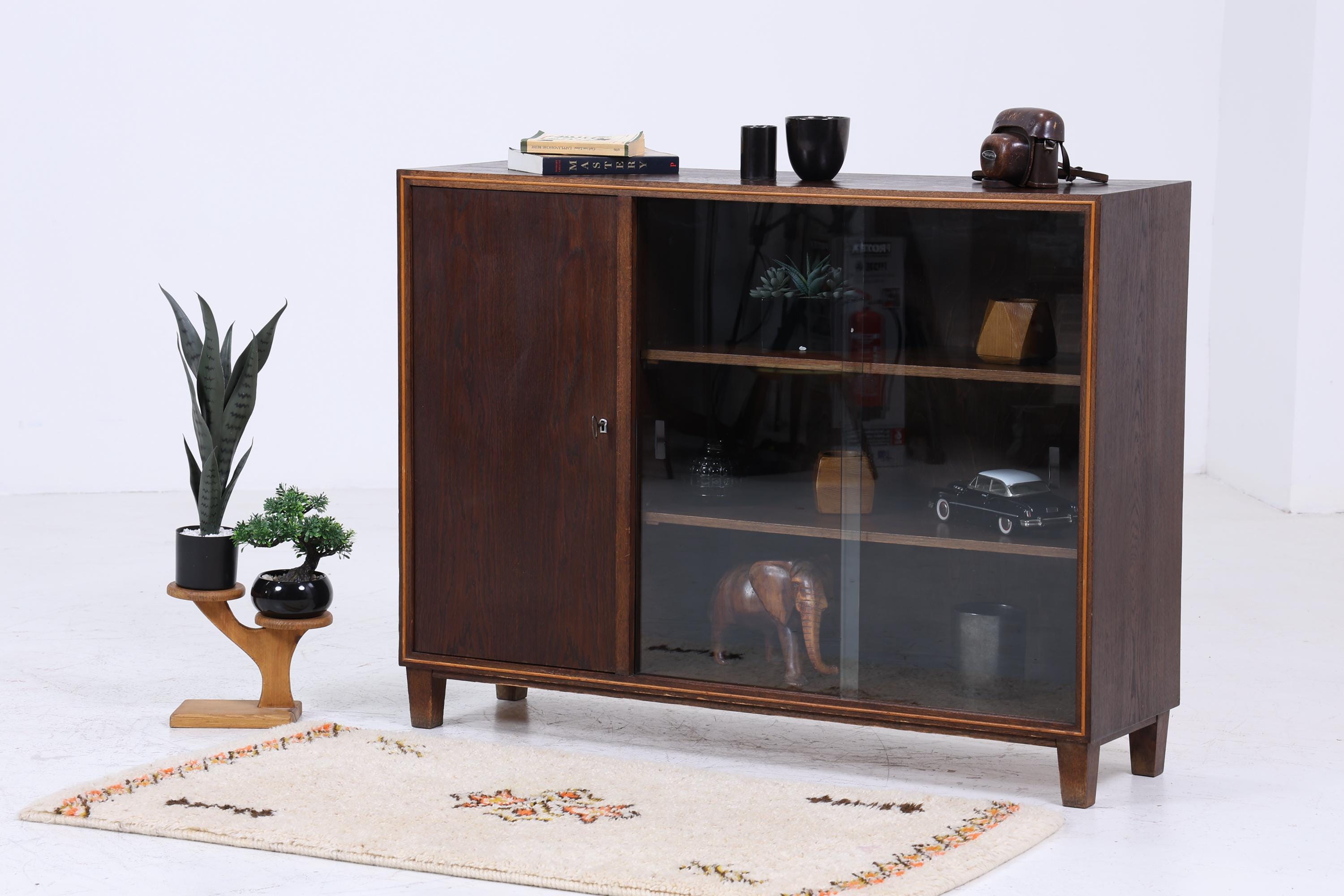 Dunkle Vintage Kommode mit Glastüren 60er Jahre | Mid Century Vitrine Flur Schrank | Retro 70er Holz