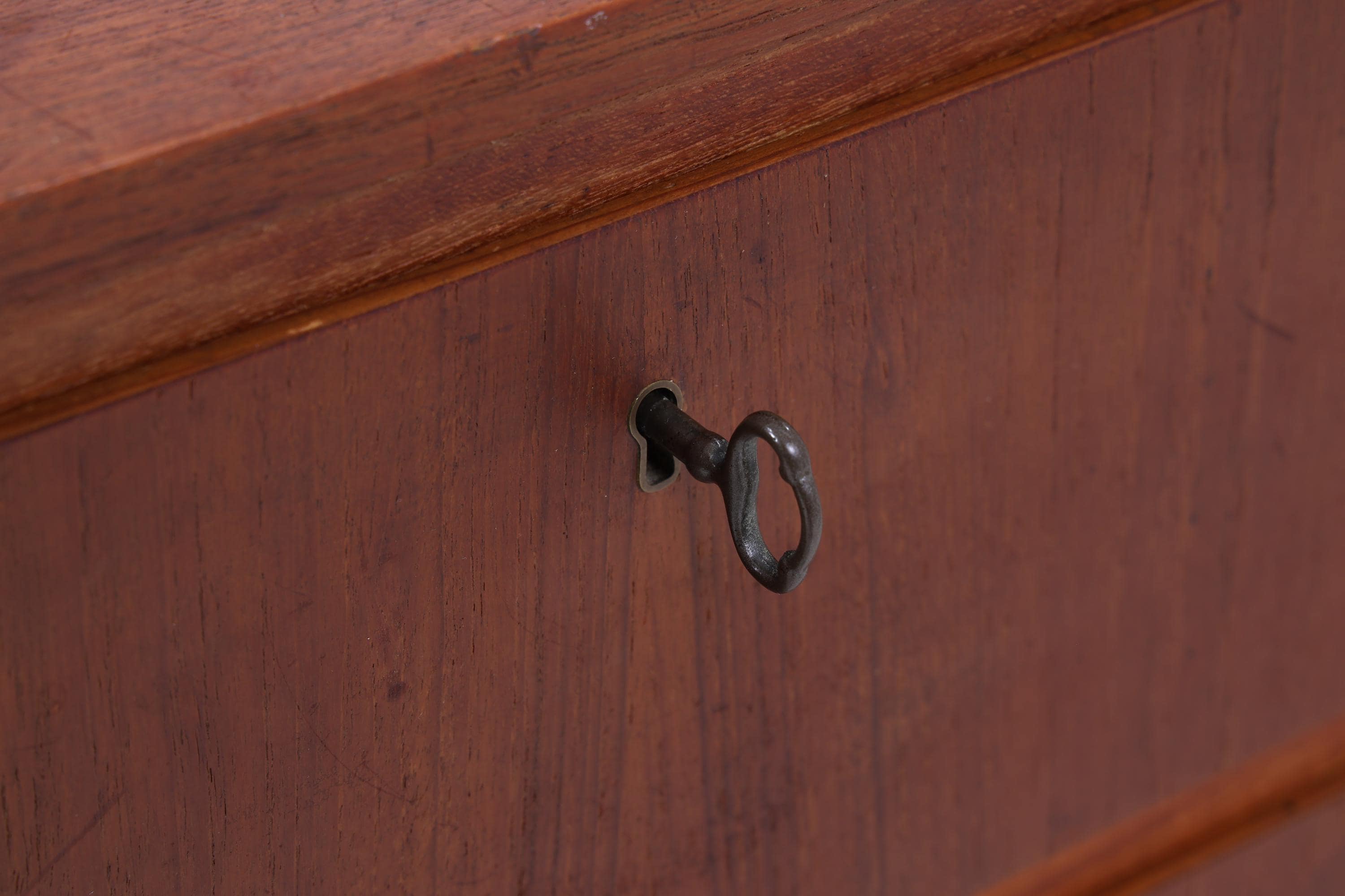 Dunkle Vintage Teak Schubladen Kommode | Mid Century Schubladen Schrank | Holz Aufbewahrung 60er 70er Jahre