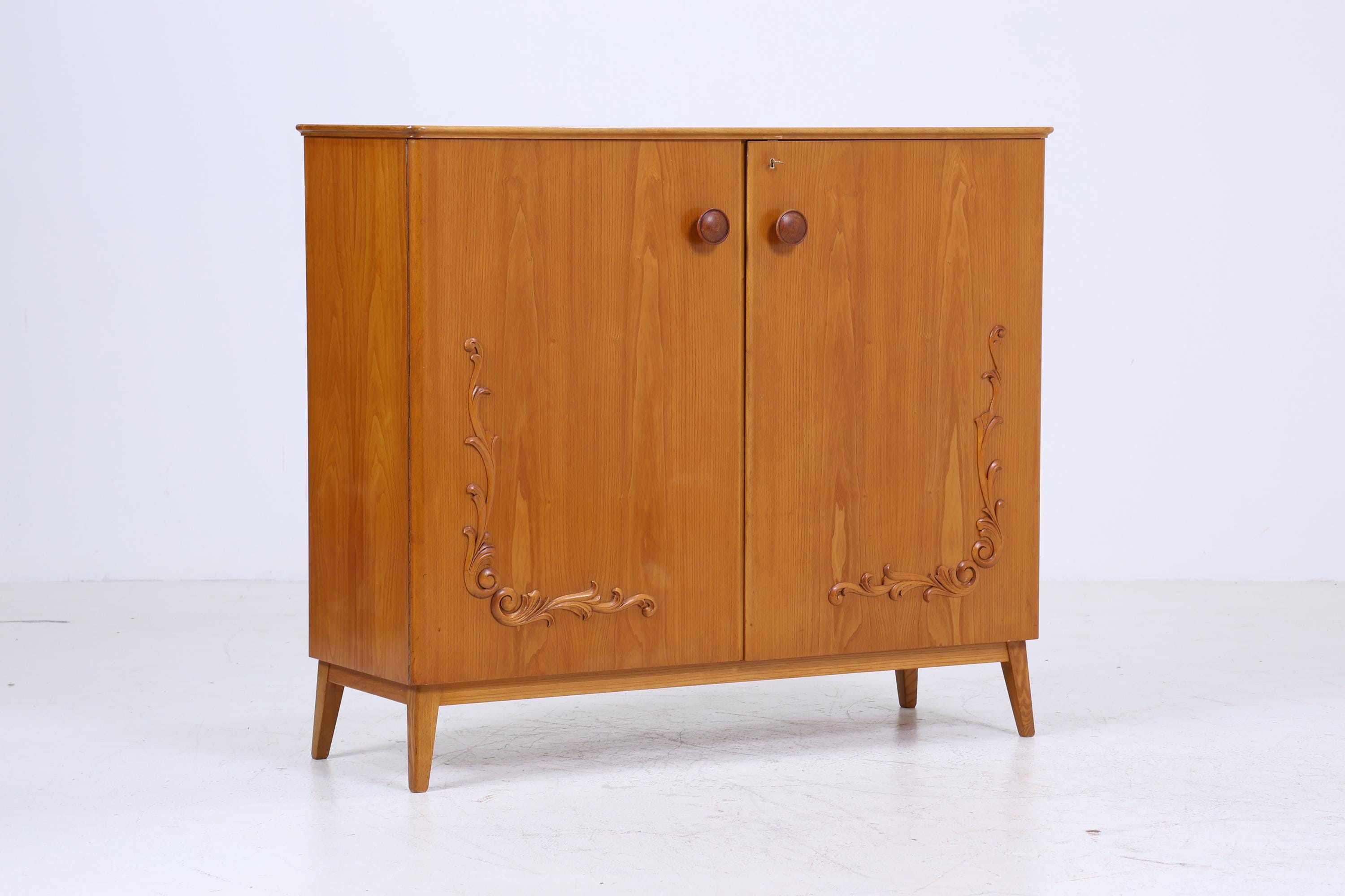 Vintage Wäscheschrank aus Holz | Mid-Century 50er Jahre Schrank mit Schnitzerei | 60er Retro Fächerschrank