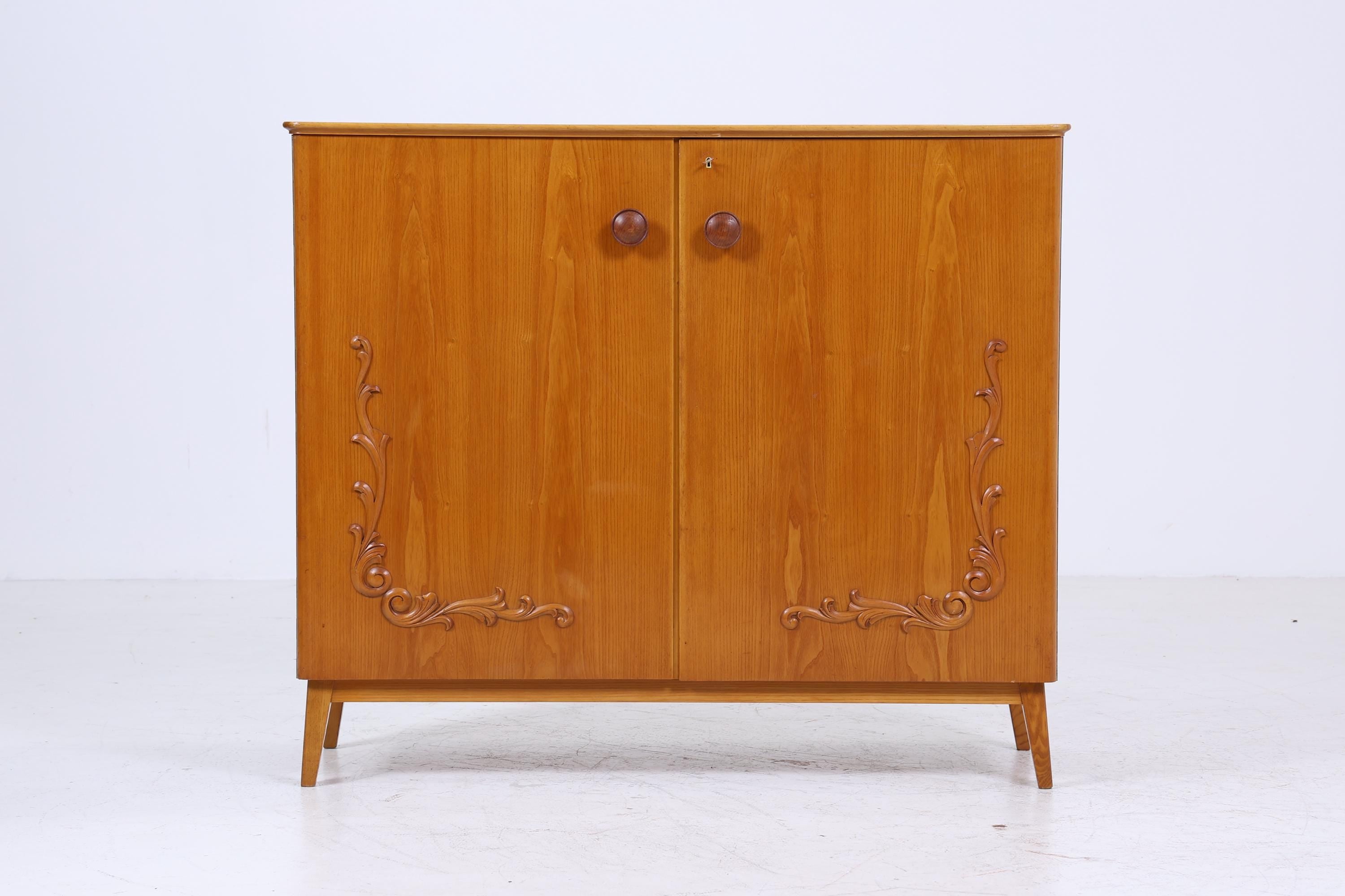 Vintage Wäscheschrank aus Holz | Mid-Century 50er Jahre Schrank mit Schnitzerei | 60er Retro Fächerschrank
