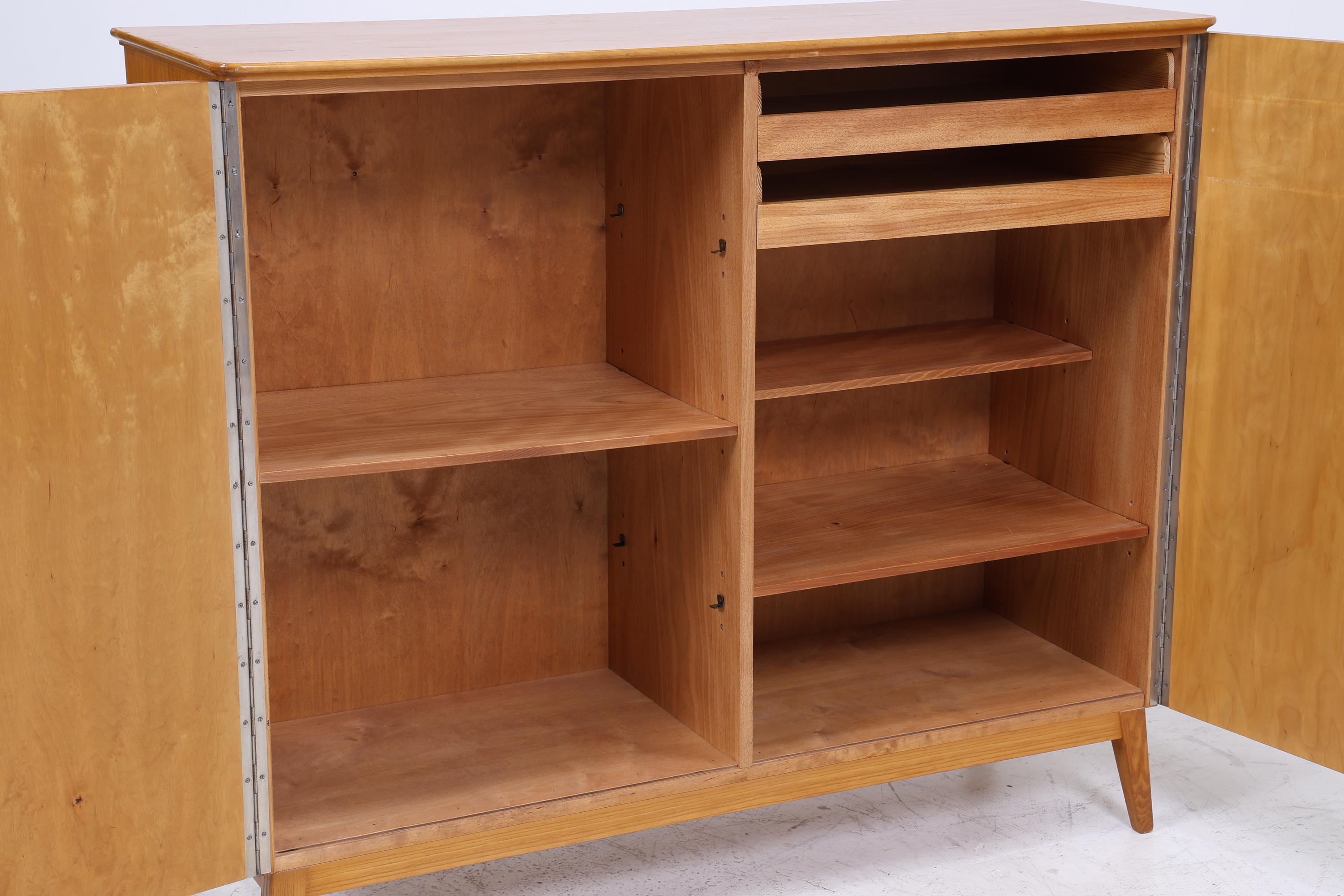 Vintage Wäscheschrank aus Holz | Mid-Century 50er Jahre Schrank mit Schnitzerei | 60er Retro Fächerschrank