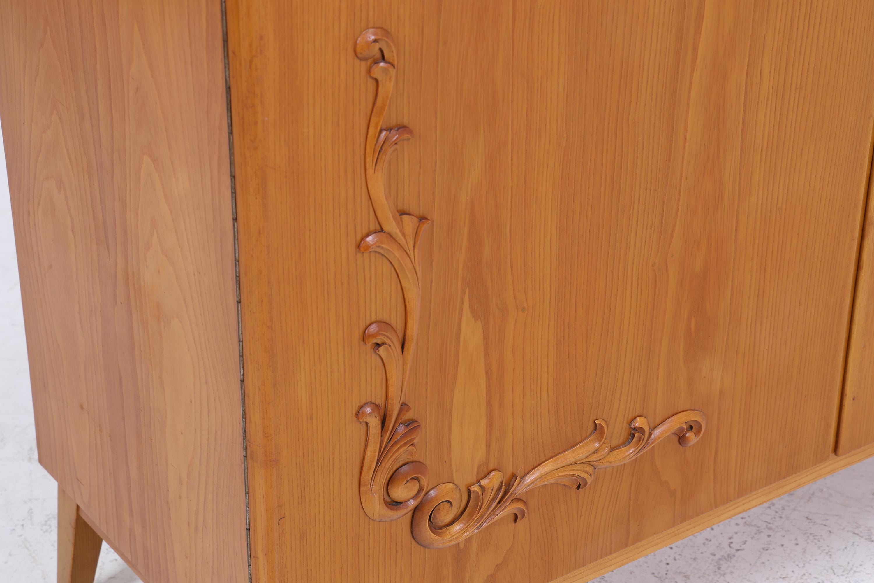 Vintage Wäscheschrank aus Holz | Mid-Century 50er Jahre Schrank mit Schnitzerei | 60er Retro Fächerschrank