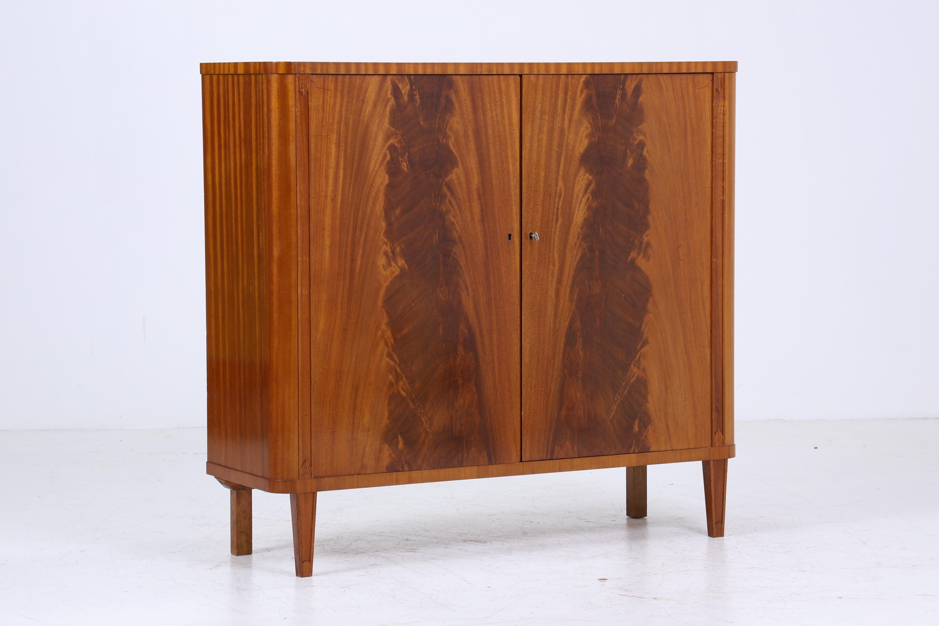 Vintage Wäscheschrank aus Holz | Mid-Century 50er Jahre Schrank mit toller Maserung | 60er Retro Fächerschrank