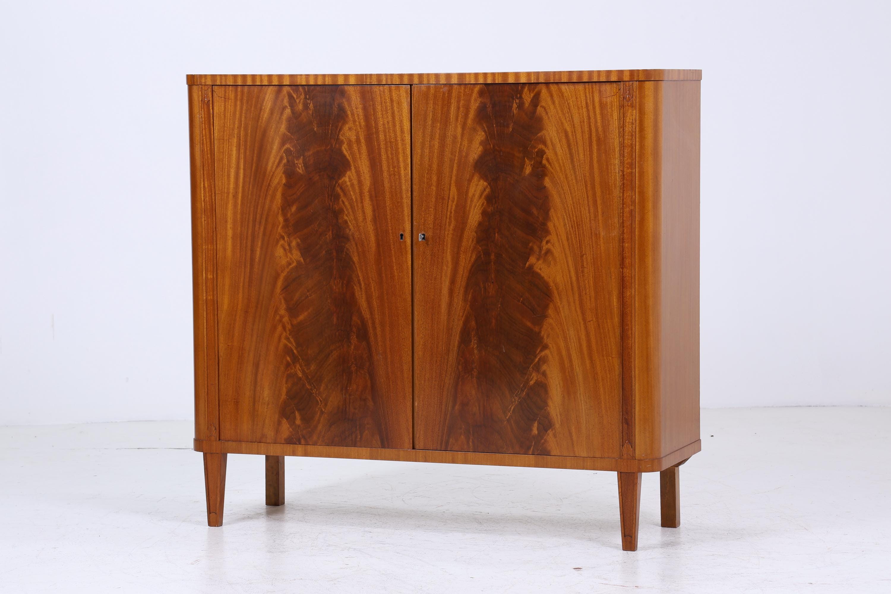 Vintage Wäscheschrank aus Holz | Mid-Century 50er Jahre Schrank mit toller Maserung | 60er Retro Fächerschrank