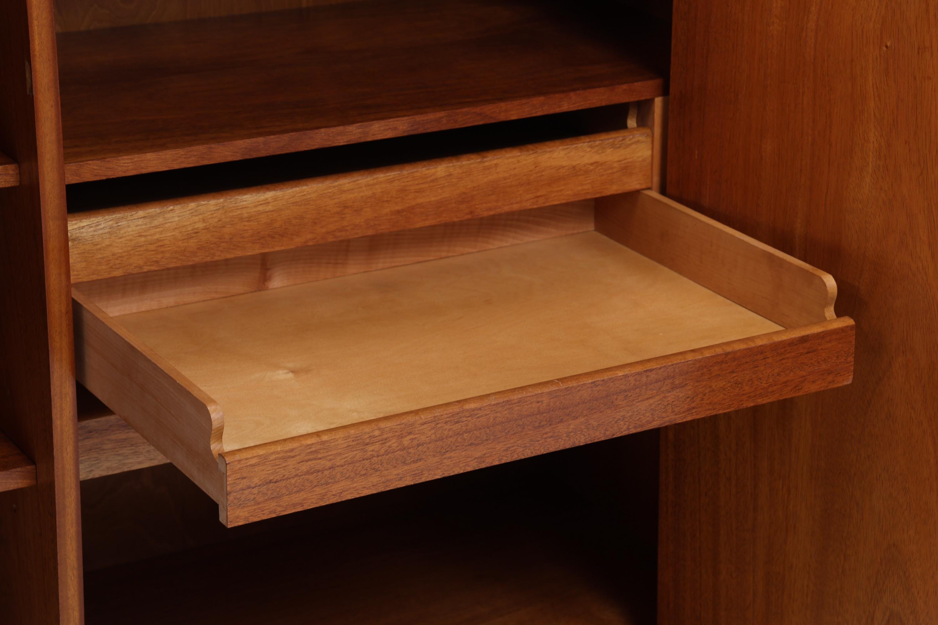 Vintage Wäscheschrank aus Holz | Mid-Century 50er Jahre Schrank mit toller Maserung | 60er Retro Fächerschrank
