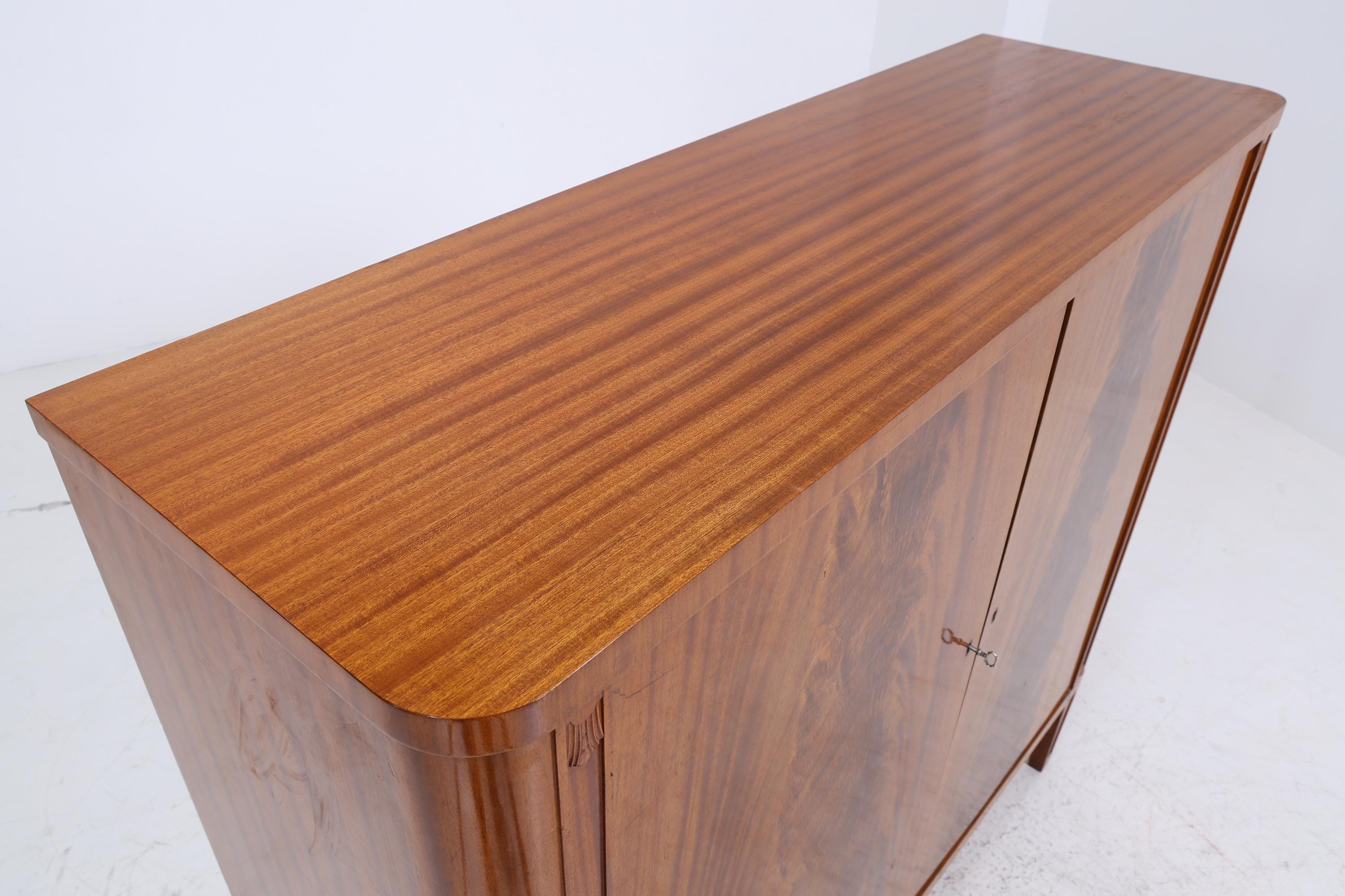 Vintage Wäscheschrank aus Holz | Mid-Century 50er Jahre Schrank mit toller Maserung | 60er Retro Fächerschrank