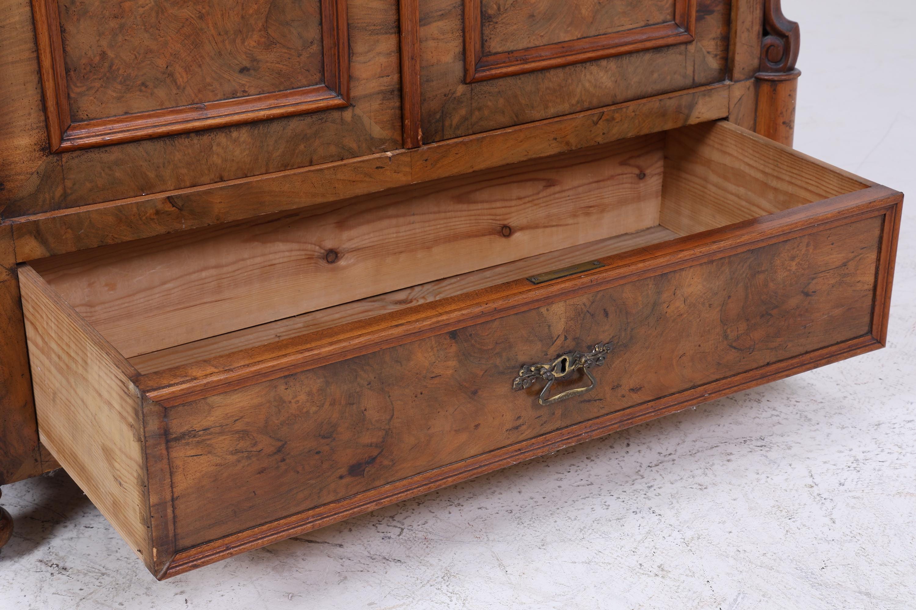 Antiker Vitrinenschrank im Louis Phillipe Stil | Vintage Küchenschrank | Holzschrank mit Glasfront