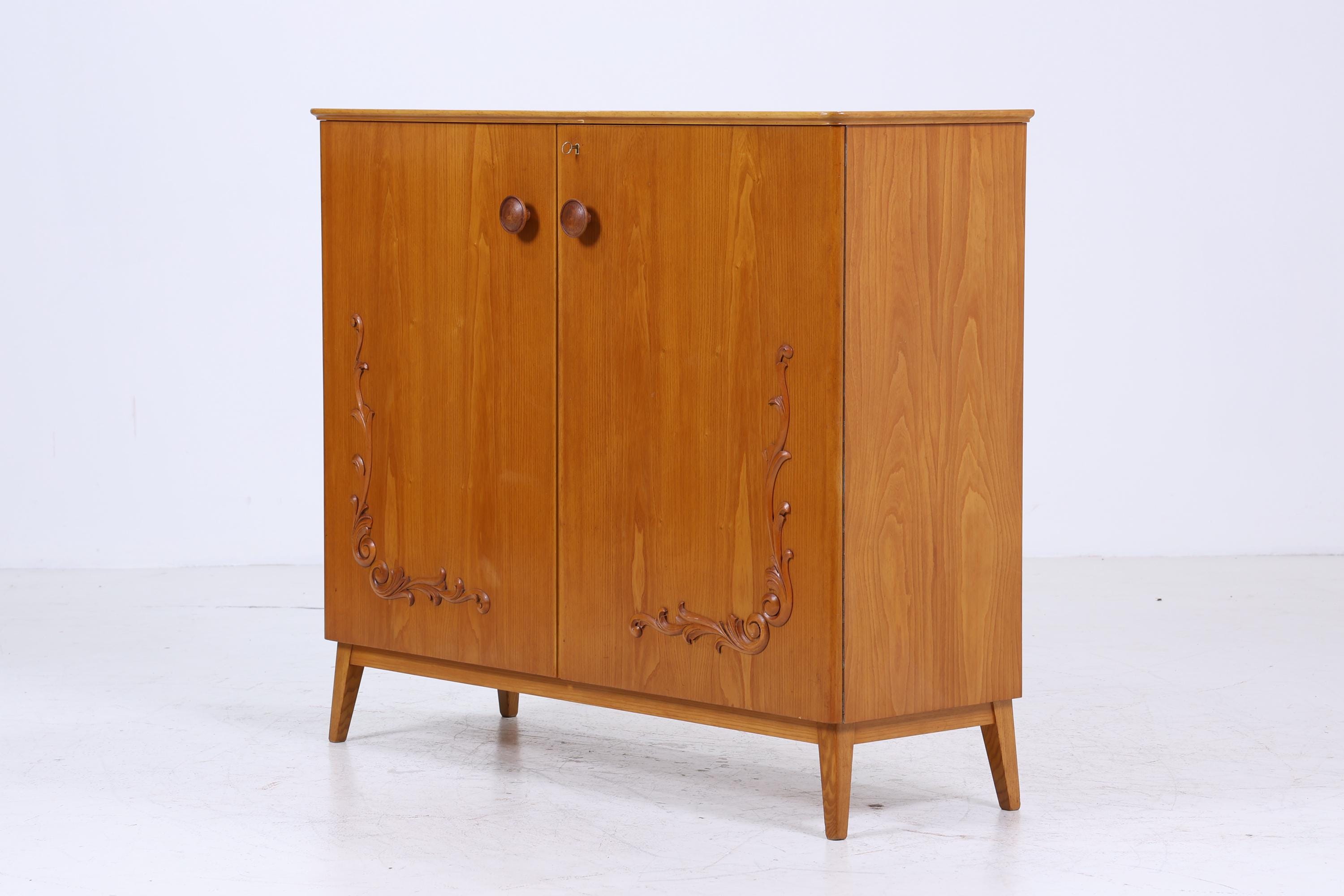 Vintage Wäscheschrank aus Holz | Mid-Century 50er Jahre Schrank mit Schnitzerei | 60er Retro Fächerschrank