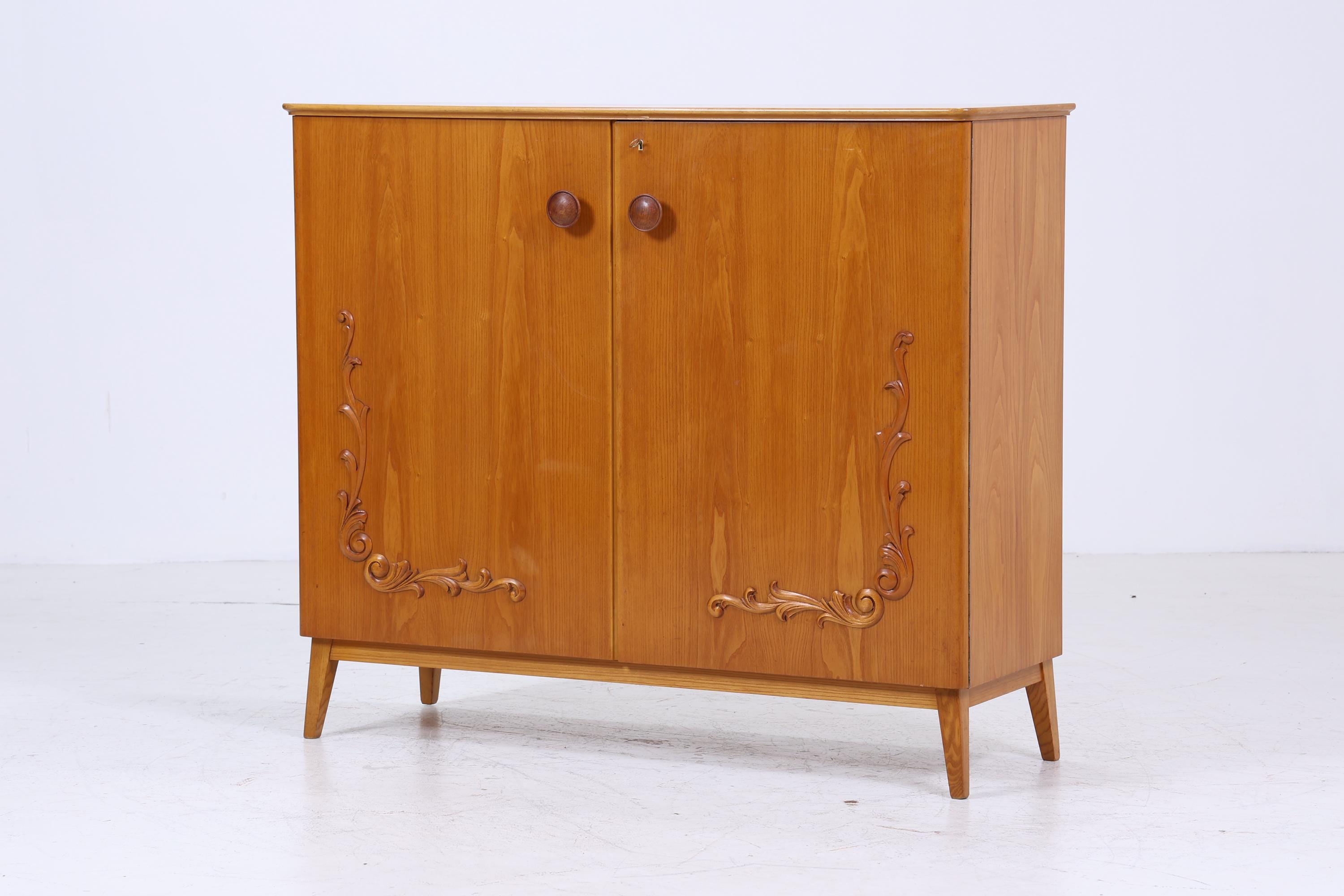 Vintage Wäscheschrank aus Holz | Mid-Century 50er Jahre Schrank mit Schnitzerei | 60er Retro Fächerschrank