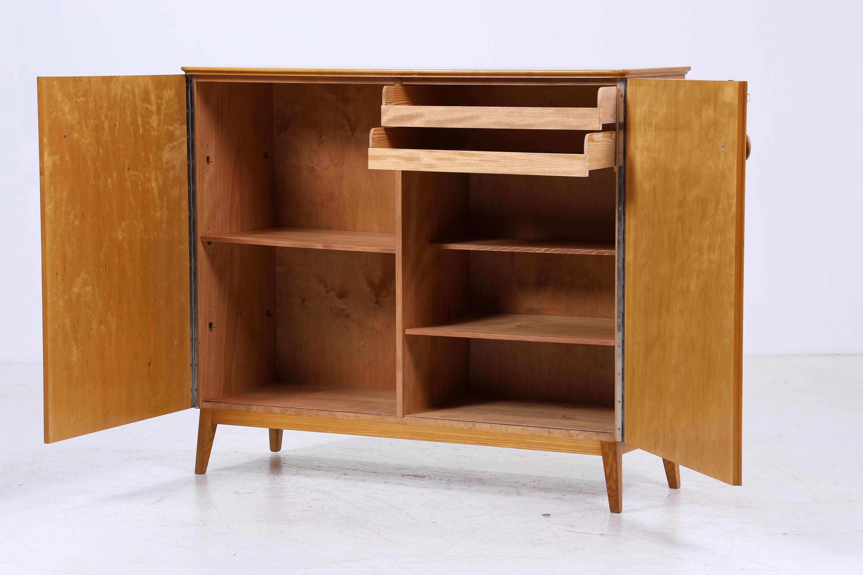 Vintage Wäscheschrank aus Holz | Mid-Century 50er Jahre Schrank mit Schnitzerei | 60er Retro Fächerschrank