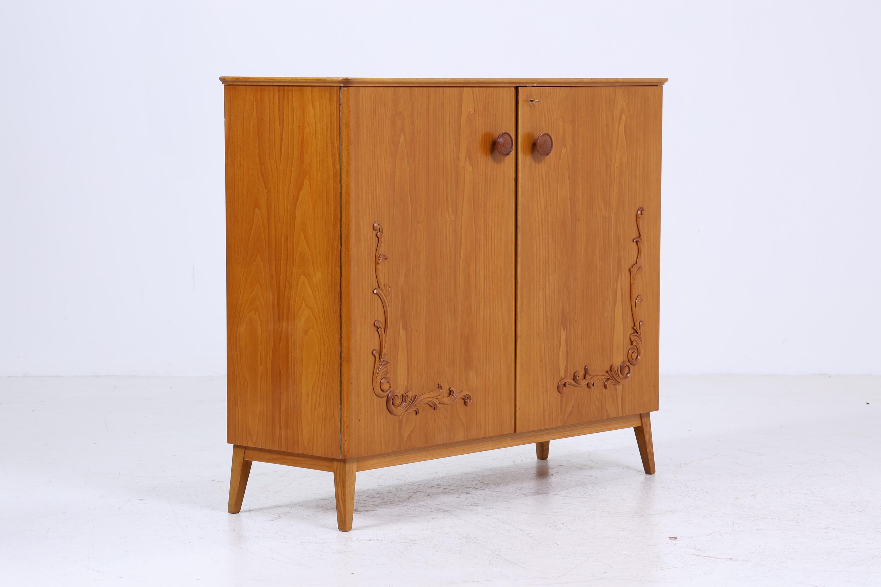 Vintage Wäscheschrank aus Holz | Mid-Century 50er Jahre Schrank mit Schnitzerei | 60er Retro Fächerschrank