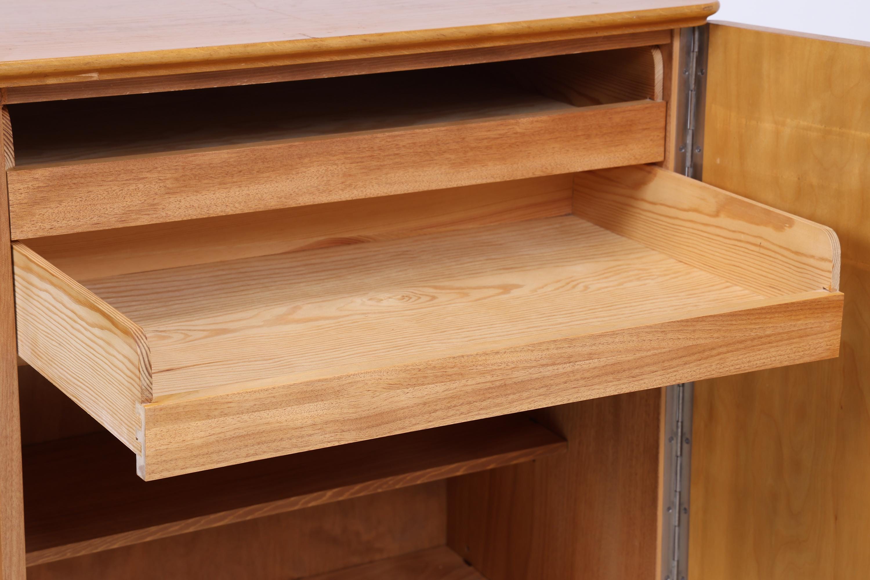 Vintage Wäscheschrank aus Holz | Mid-Century 50er Jahre Schrank mit Schnitzerei | 60er Retro Fächerschrank