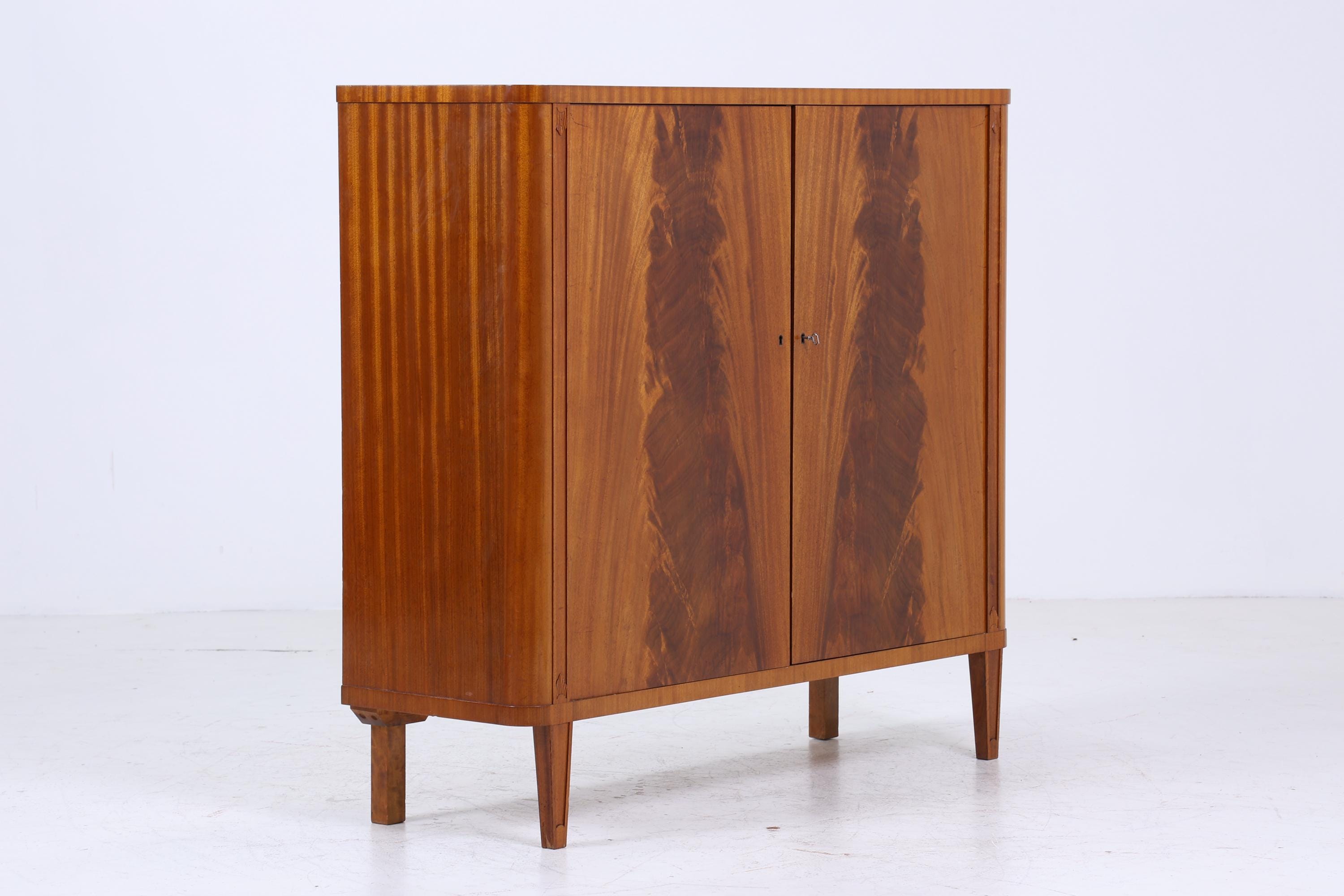 Vintage Wäscheschrank aus Holz | Mid-Century 50er Jahre Schrank mit toller Maserung | 60er Retro Fächerschrank