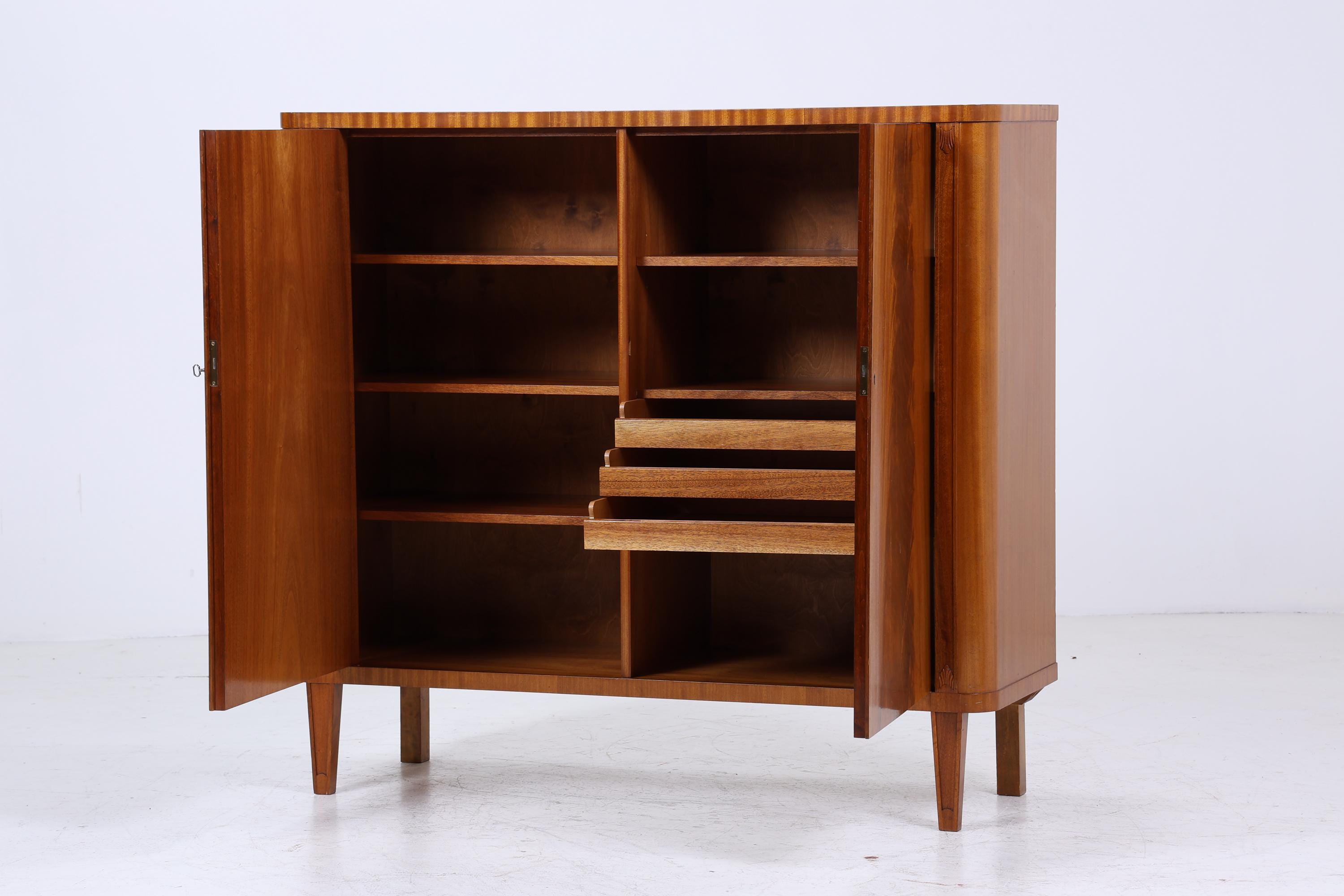 Vintage Wäscheschrank aus Holz | Mid-Century 50er Jahre Schrank mit toller Maserung | 60er Retro Fächerschrank