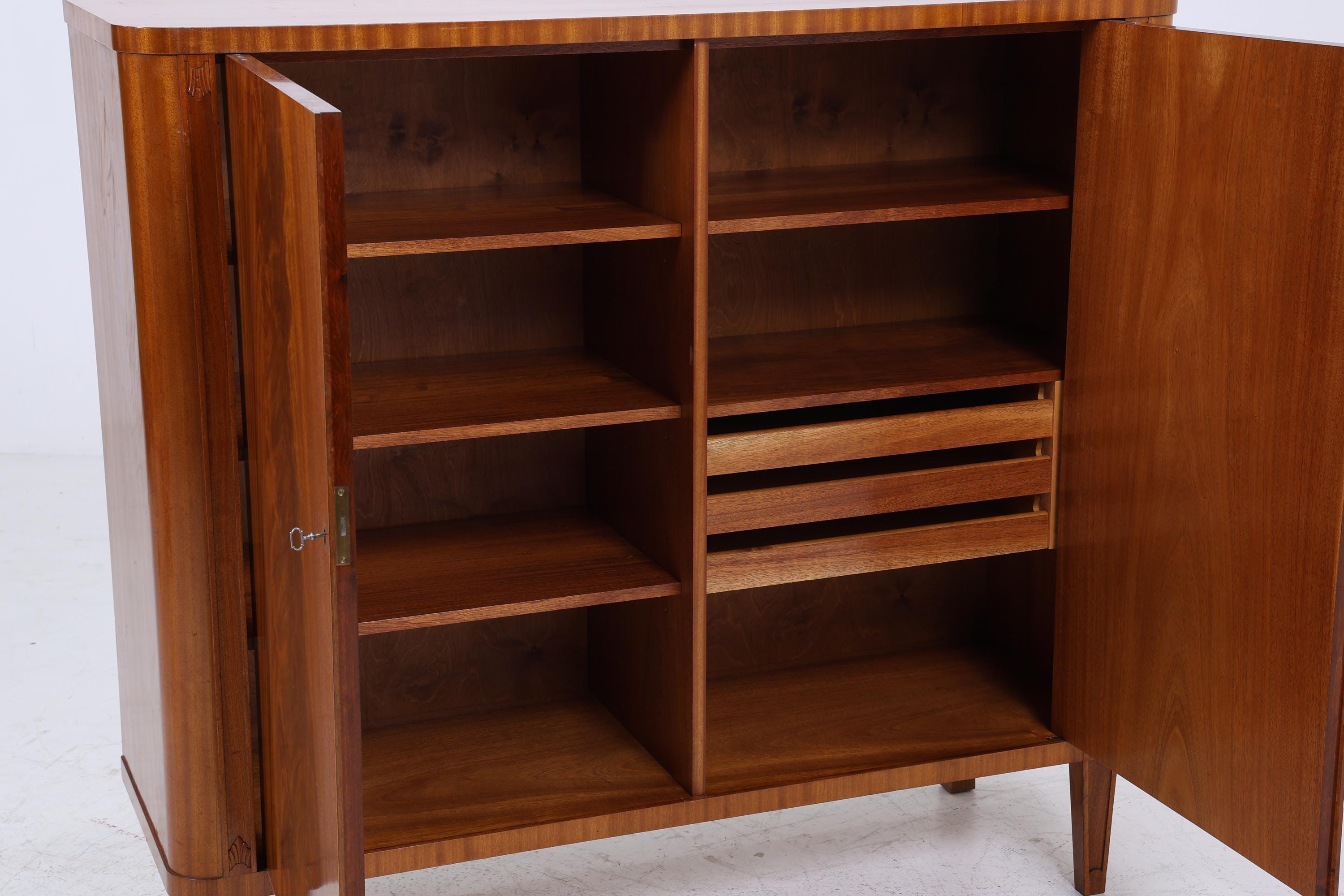 Vintage Wäscheschrank aus Holz | Mid-Century 50er Jahre Schrank mit toller Maserung | 60er Retro Fächerschrank