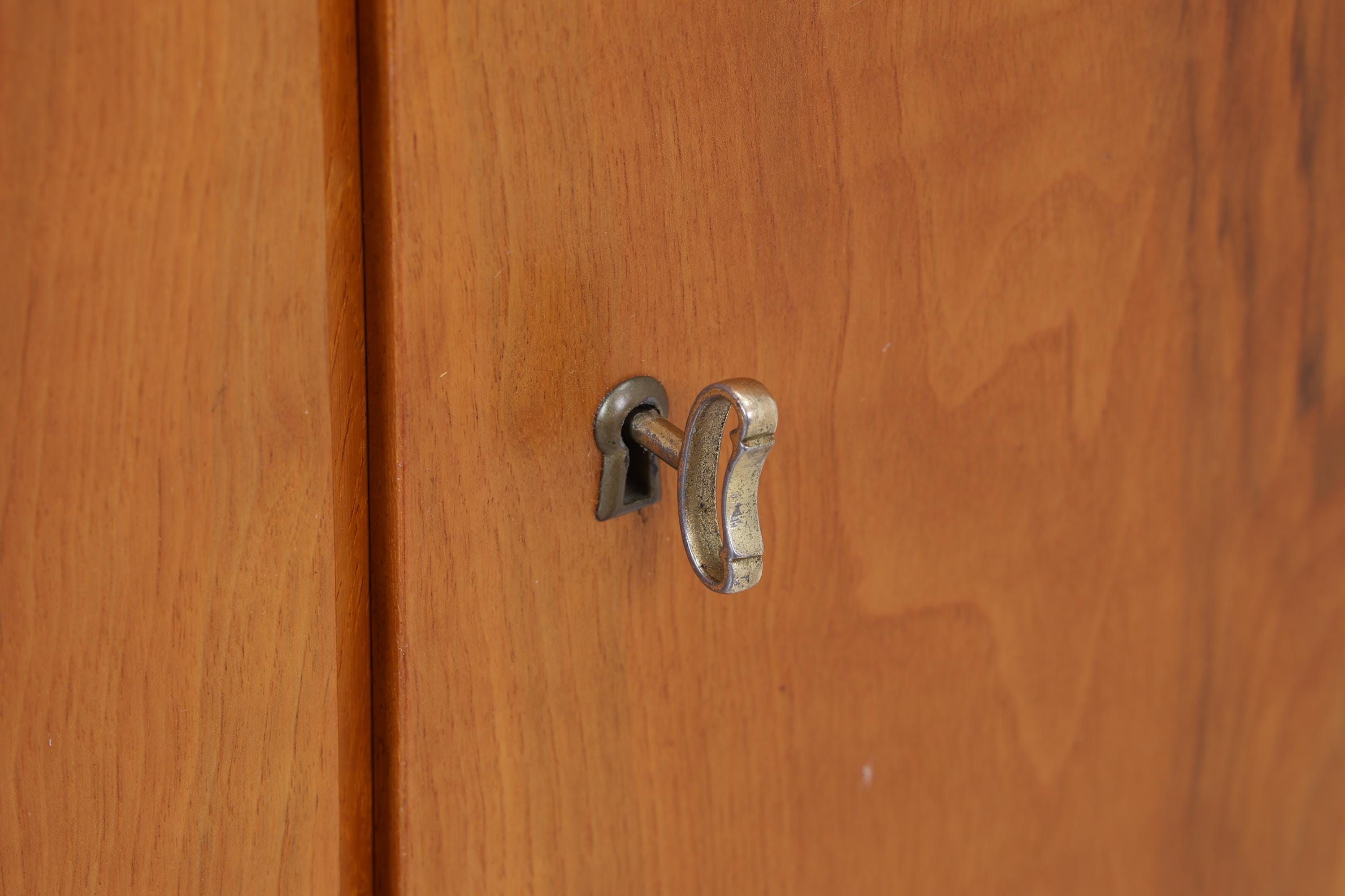Wunderschöner Vintage Kleiderschrank | Mid Century Wäscheschrank | 60er Jahre Schrank | mit Kleiderstange & Fächern