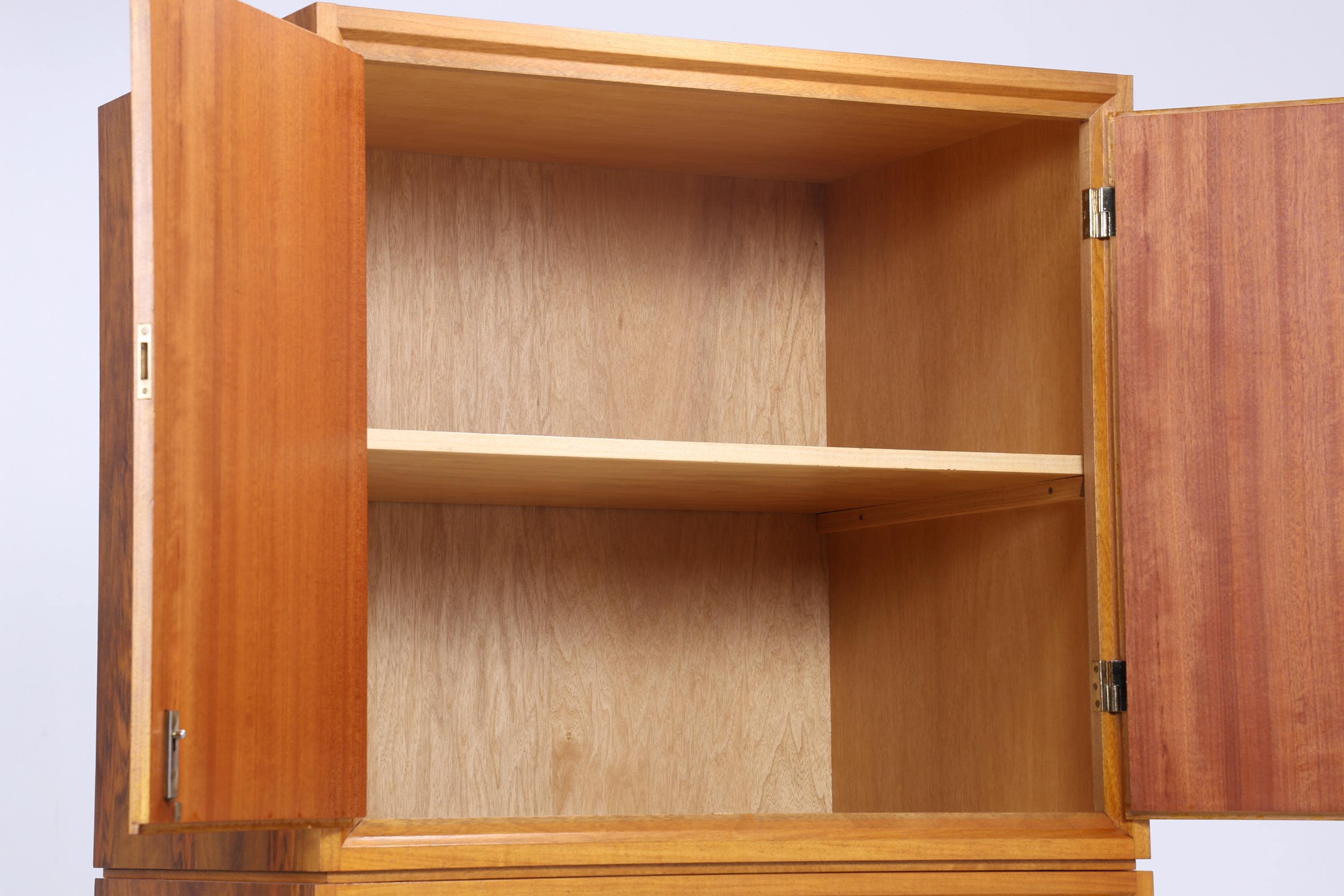 Wunderschöner Vintage Kleiderschrank | Mid Century Wäscheschrank | 60er Jahre Schrank | mit Kleiderstange & Fächern