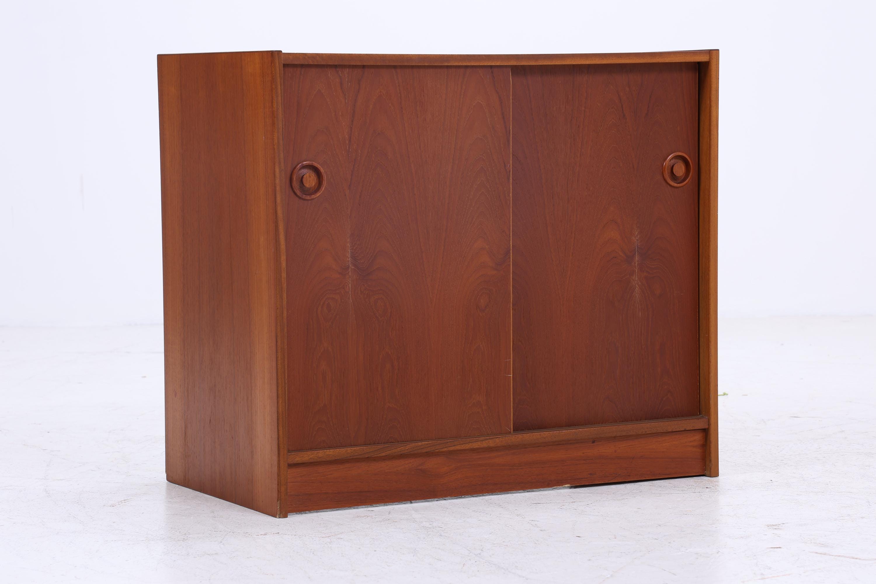 Wundervolle Teak Mid Century Kommode | Vintage Schiebetüren Schrank Holz Aufbewahrung 60er Jahre