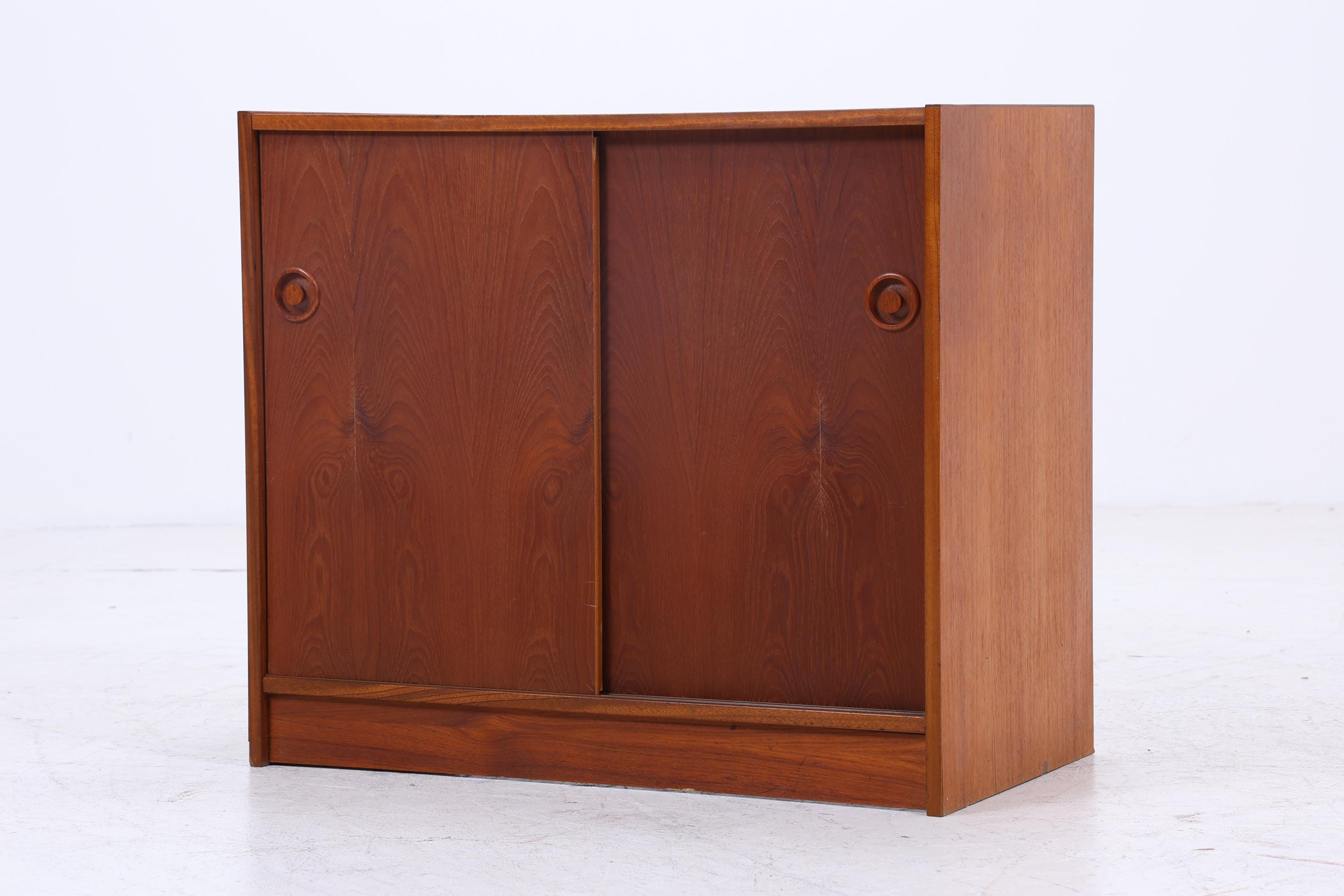 Wundervolle Teak Mid Century Kommode | Vintage Schiebetüren Schrank Holz Aufbewahrung 60er Jahre
