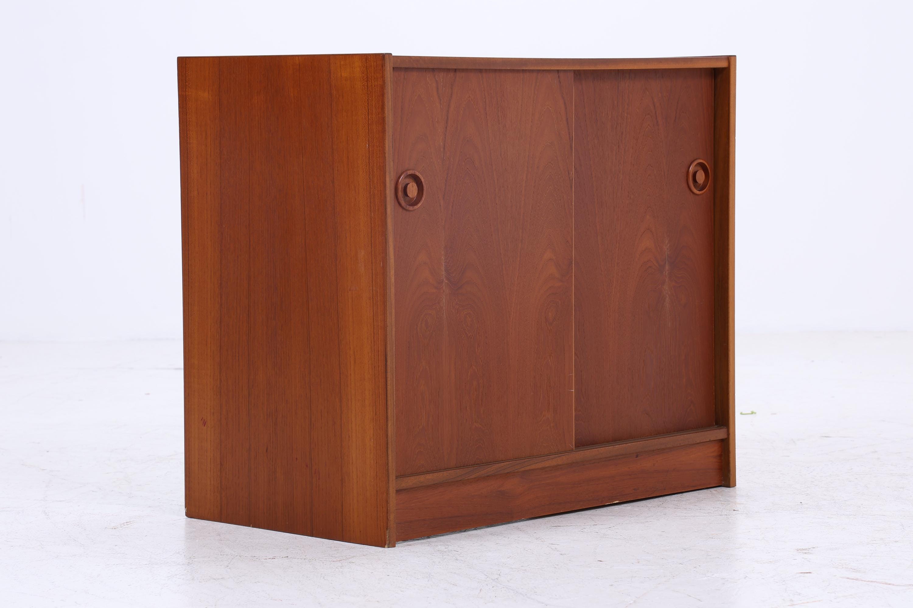 Wundervolle Teak Mid Century Kommode | Vintage Schiebetüren Schrank Holz Aufbewahrung 60er Jahre