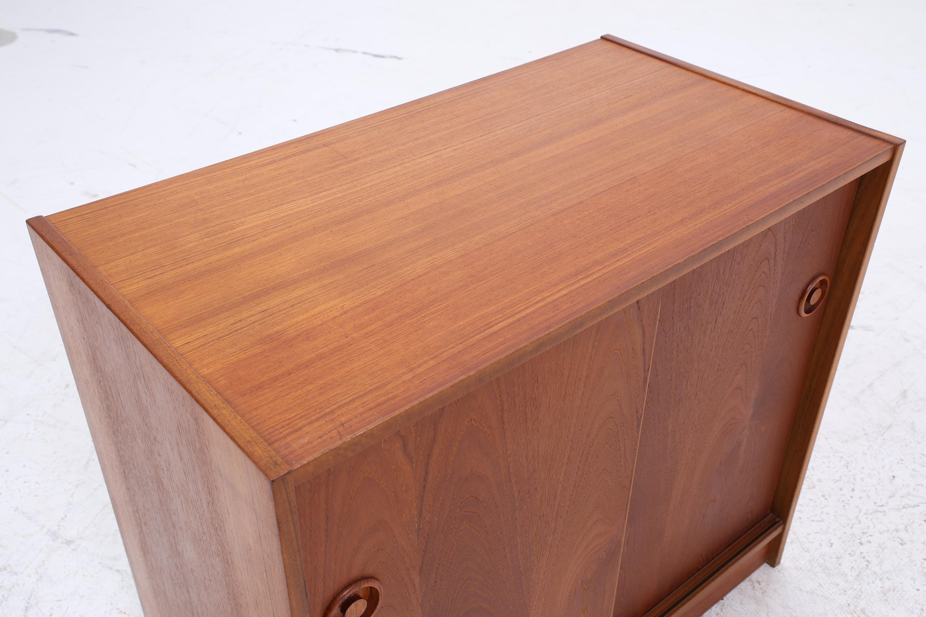 Wundervolle Teak Mid Century Kommode | Vintage Schiebetüren Schrank Holz Aufbewahrung 60er Jahre