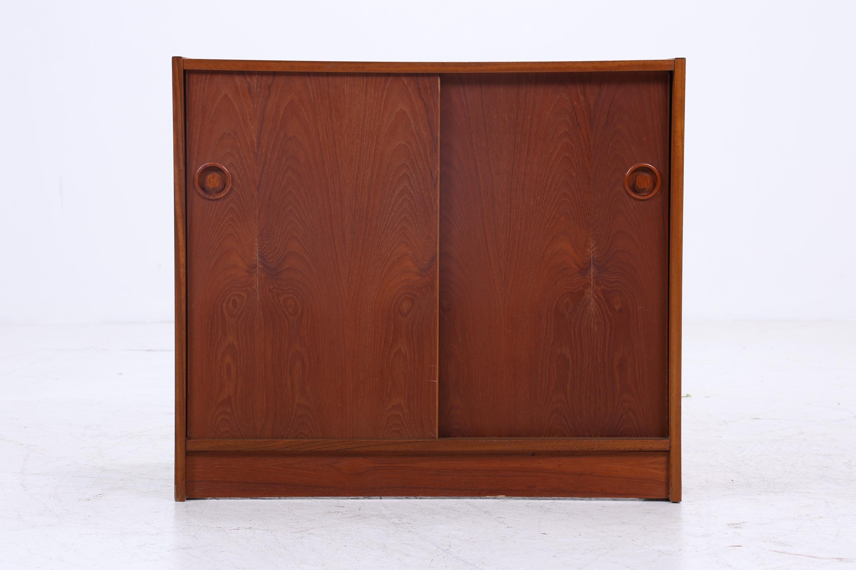 Wundervolle Teak Mid Century Kommode | Vintage Schiebetüren Schrank Holz Aufbewahrung 60er Jahre