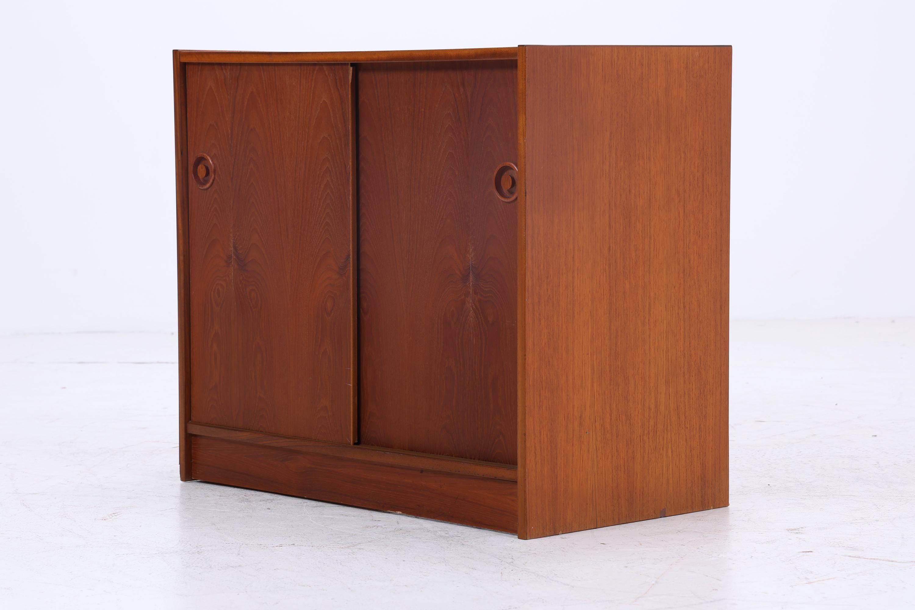 Wundervolle Teak Mid Century Kommode | Vintage Schiebetüren Schrank Holz Aufbewahrung 60er Jahre