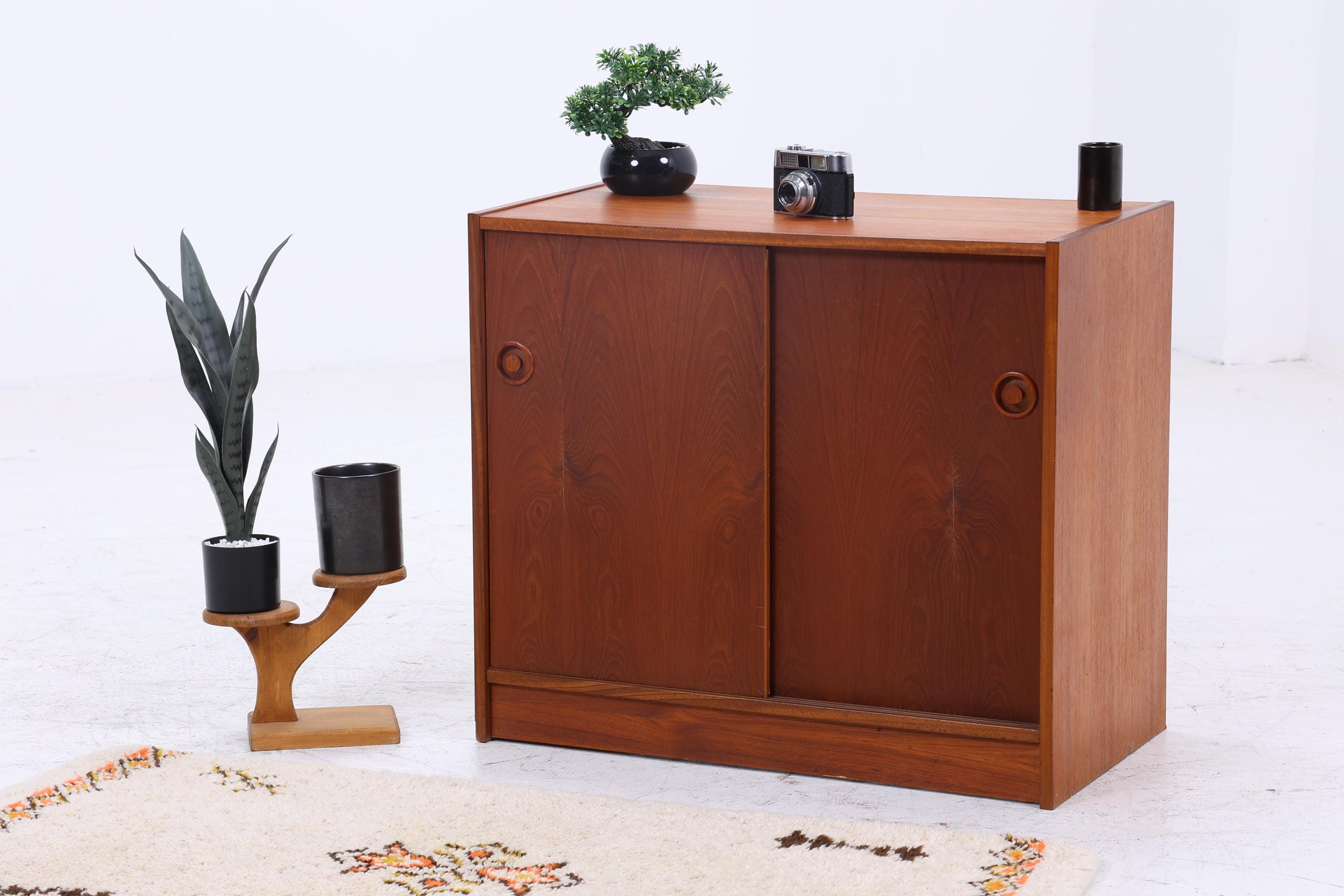Wundervolle Teak Mid Century Kommode | Vintage Schiebetüren Schrank Holz Aufbewahrung 60er Jahre