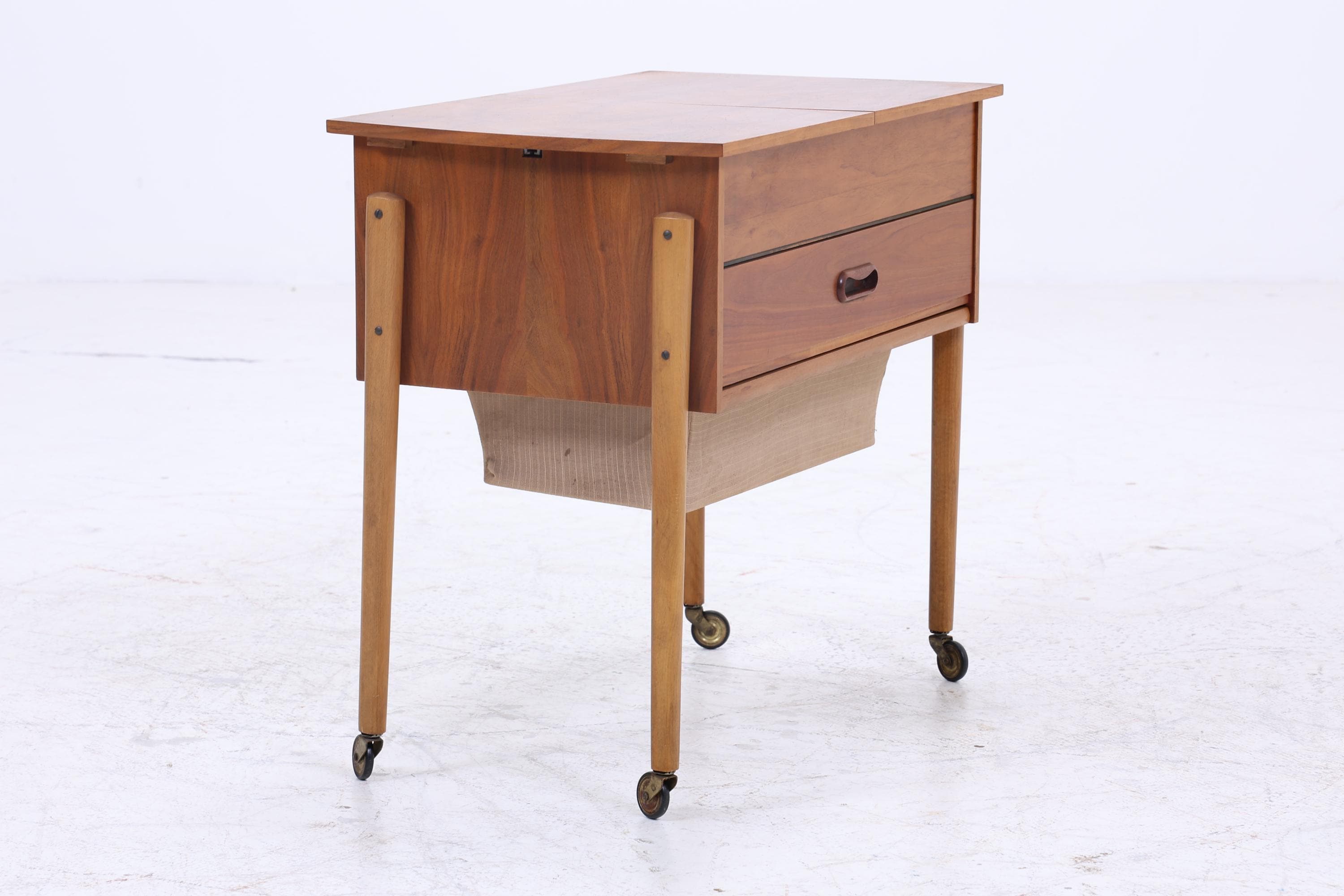 Vintage Nähkästchen mit Korb 60er Jahre | Mid Century Holz Nähkasten auf Rollen mit Schublade Aufbewahrung