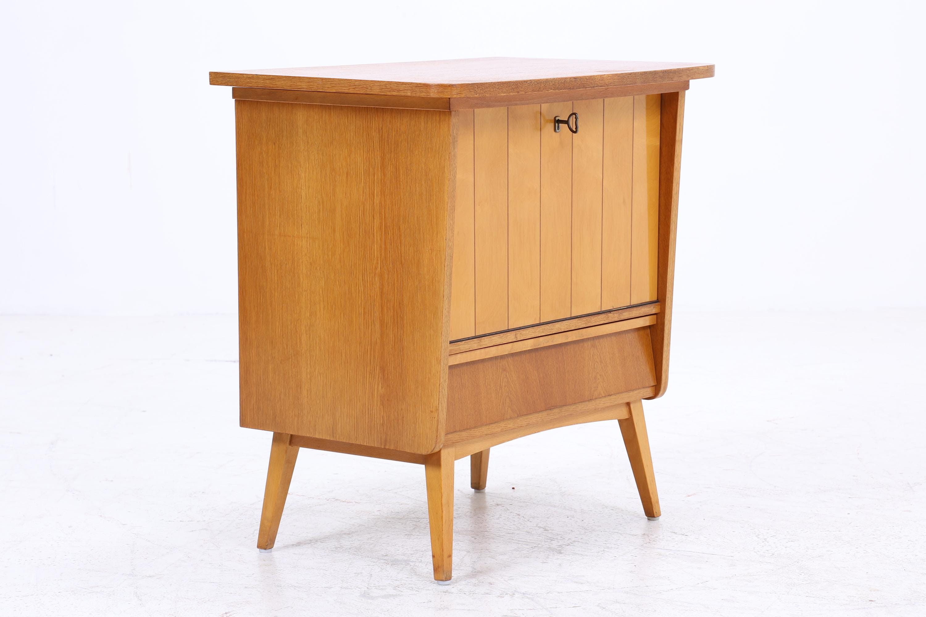 Kleiner Vintage Eiche Barschrank der 60er Jahre | Mid Century Bar Kommode im Retro-Look der 70er