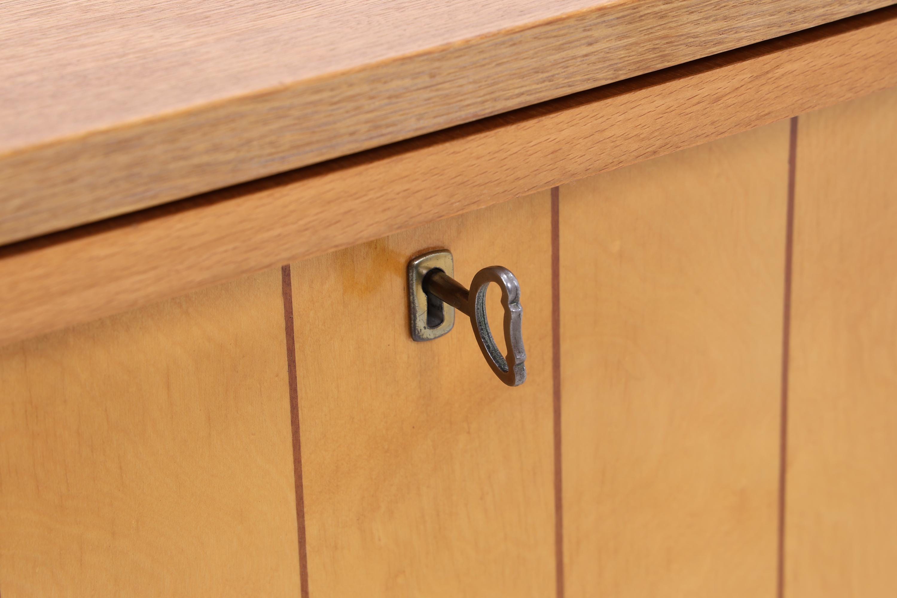 Kleiner Vintage Eiche Barschrank der 60er Jahre | Mid Century Bar Kommode im Retro-Look der 70er