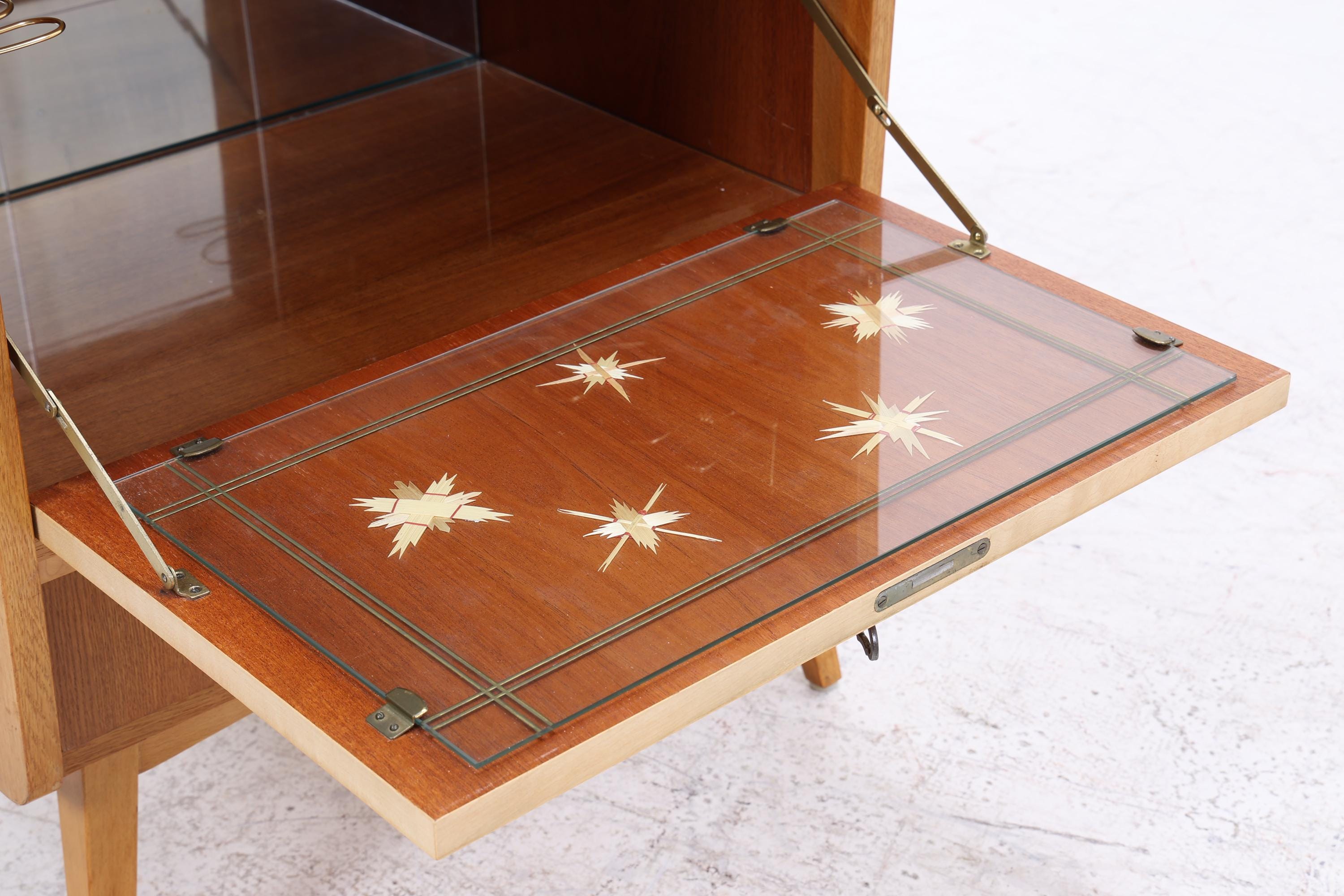 Kleiner Vintage Eiche Barschrank der 60er Jahre | Mid Century Bar Kommode im Retro-Look der 70er