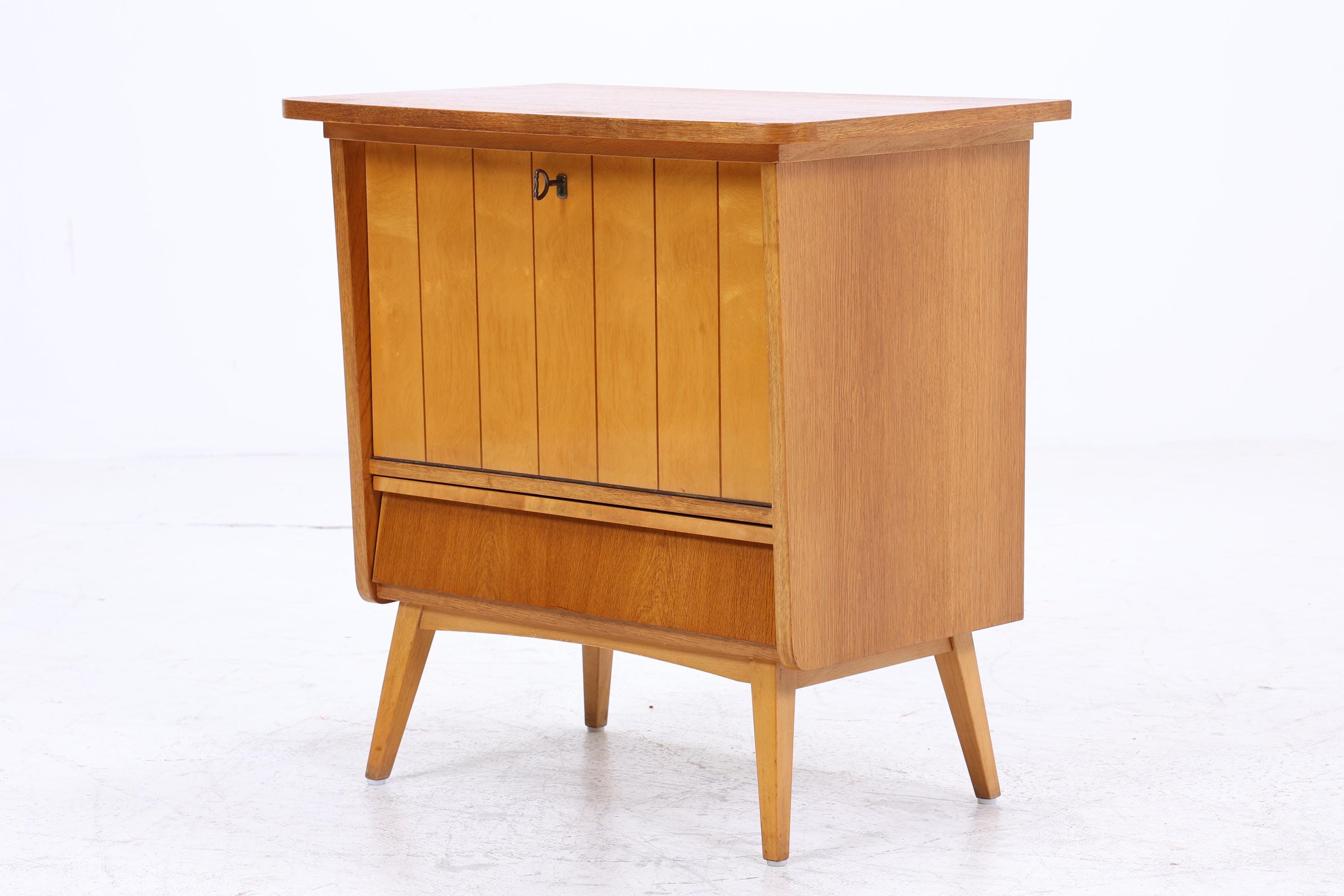 Kleiner Vintage Eiche Barschrank der 60er Jahre | Mid Century Bar Kommode im Retro-Look der 70er
